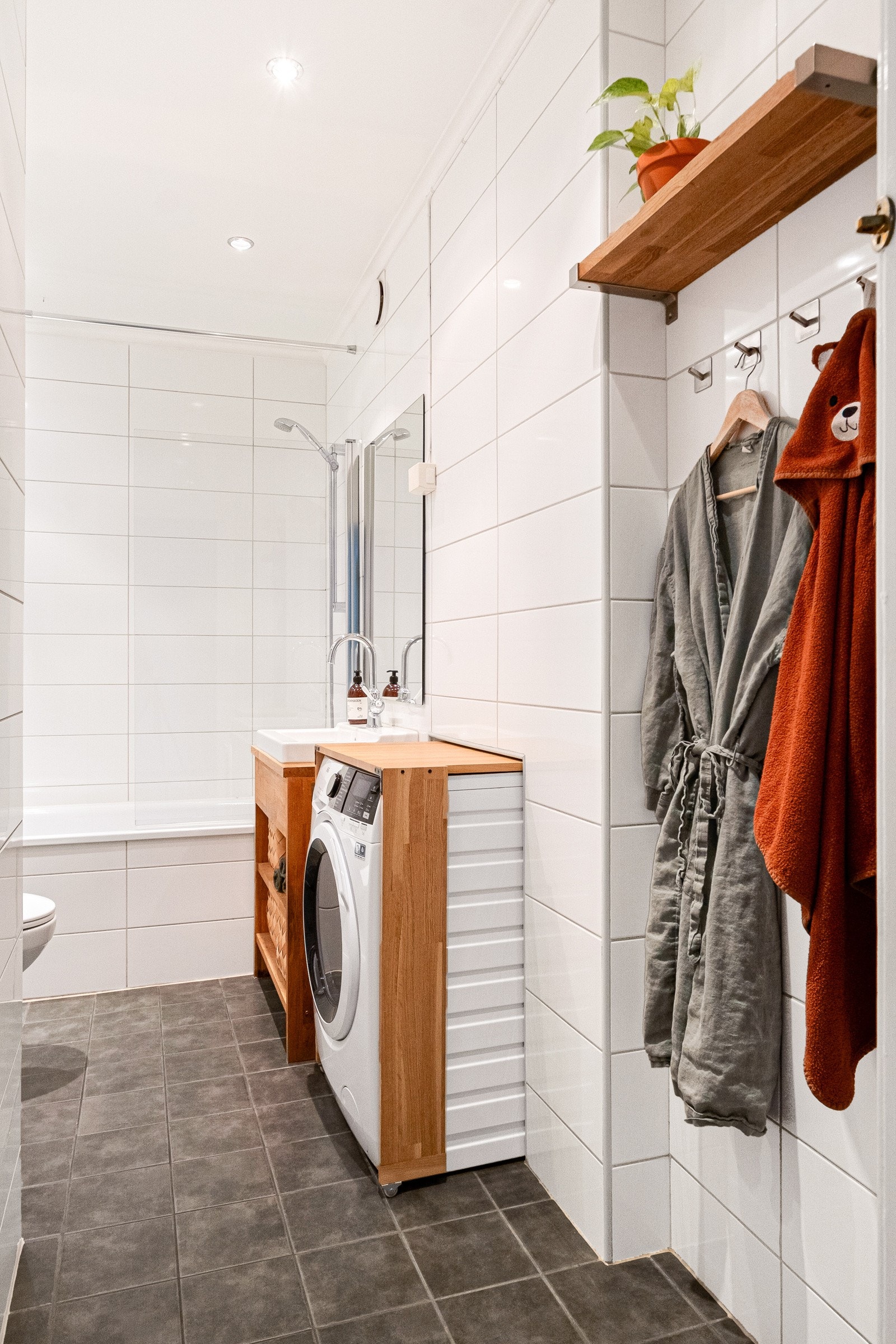 Det er gulvvarme på badet. Opplegg for vaskemaskin i praktisk nisje. Galleribilde