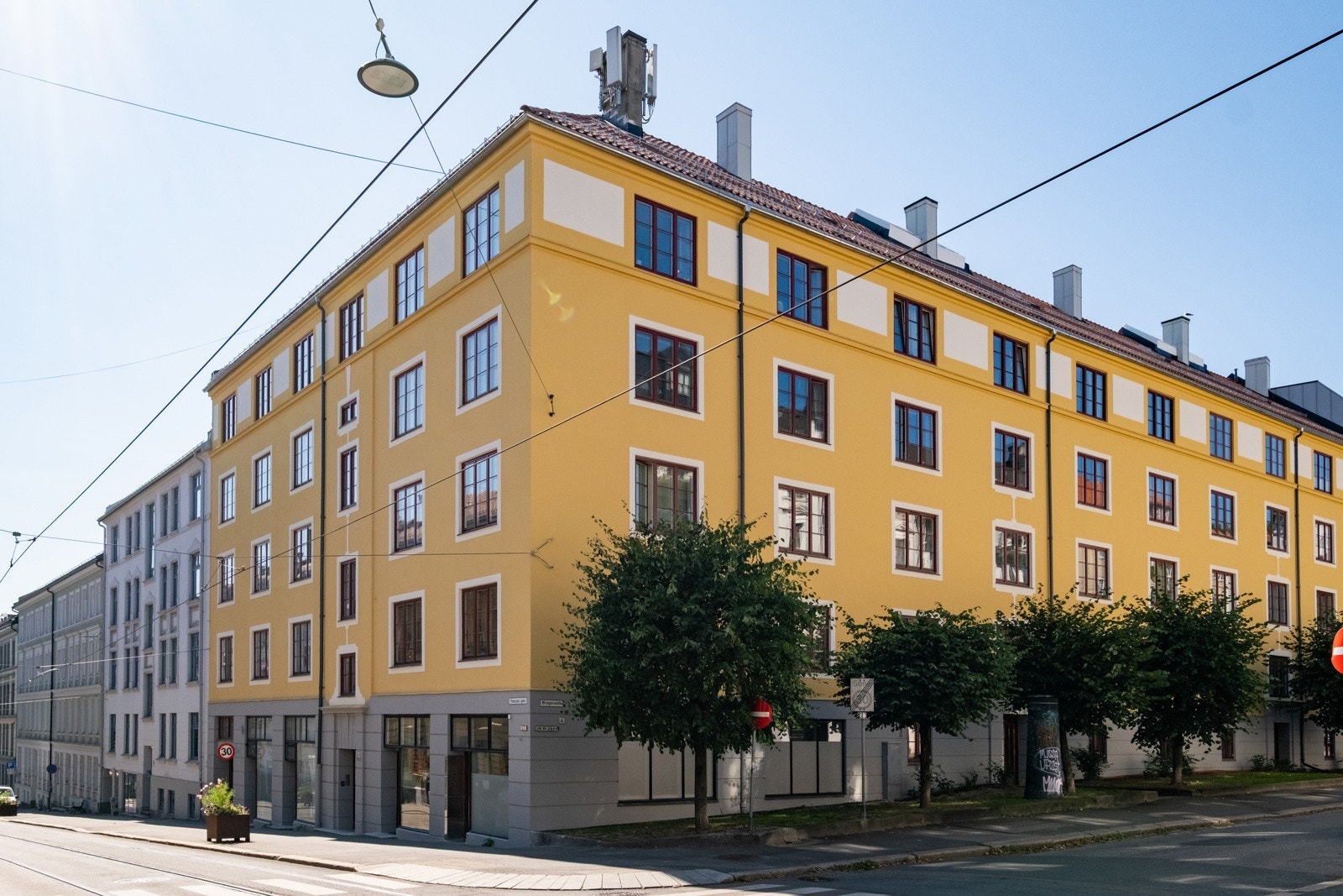 Fra boligen er det kort vei til alle byens fasiliteter. Galleribilde