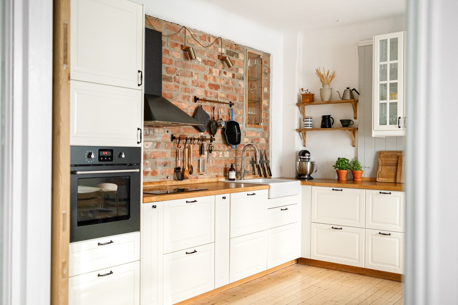 Synlig teglstein bidrar til den nydelige atmosfæren. Galleribilde