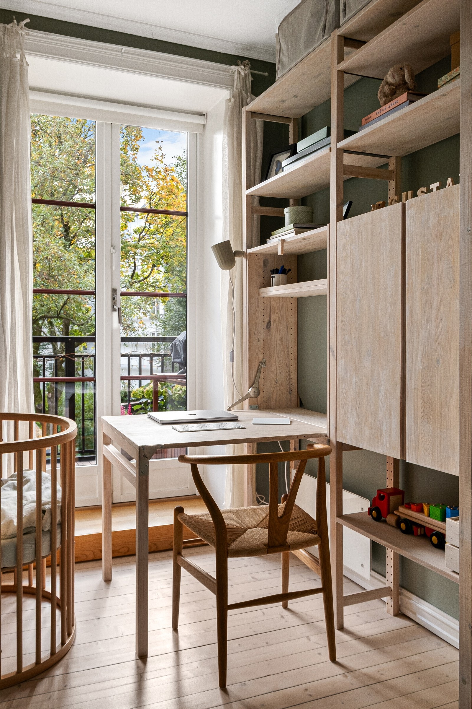 Doble dører med store glassfelt gir godt lys inn i rommet og nydelig utsyn. Galleribilde