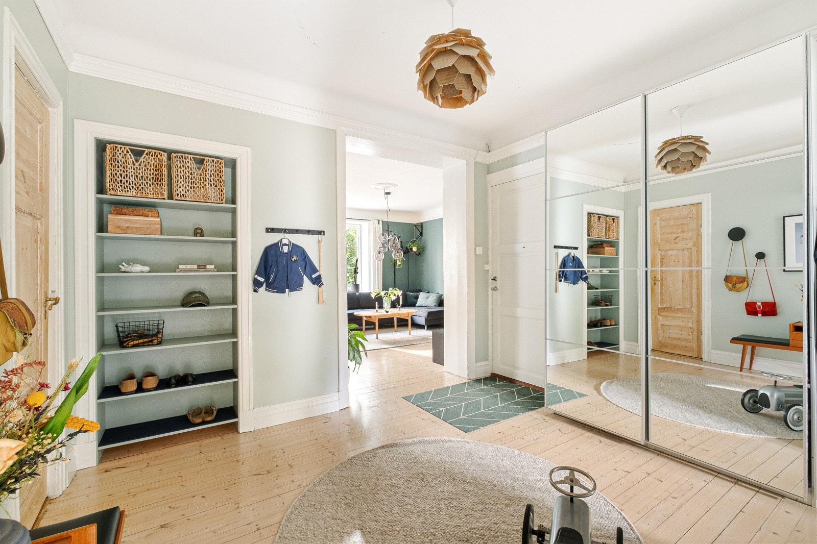 I hallen er det en dobbelt skyvedørsgarderobe med speilfronter. Galleribilde