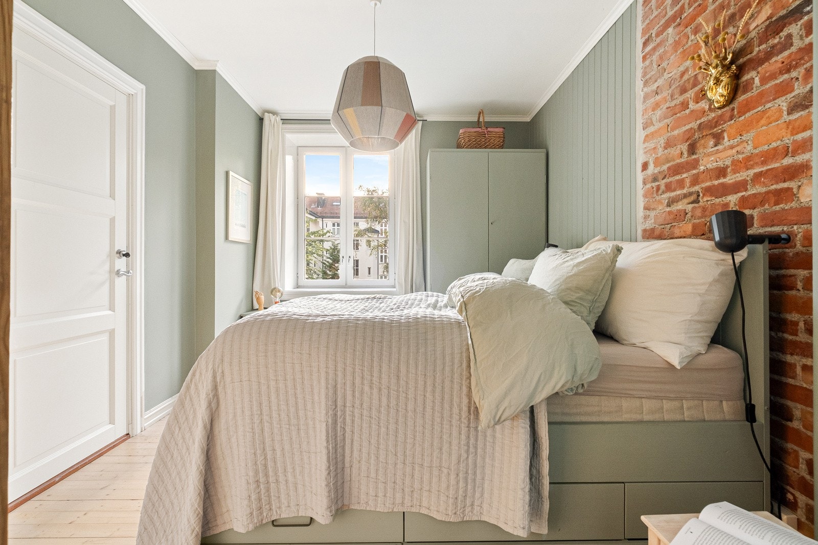 Synlig teglstein skaper en lun atmosfære. Galleribilde