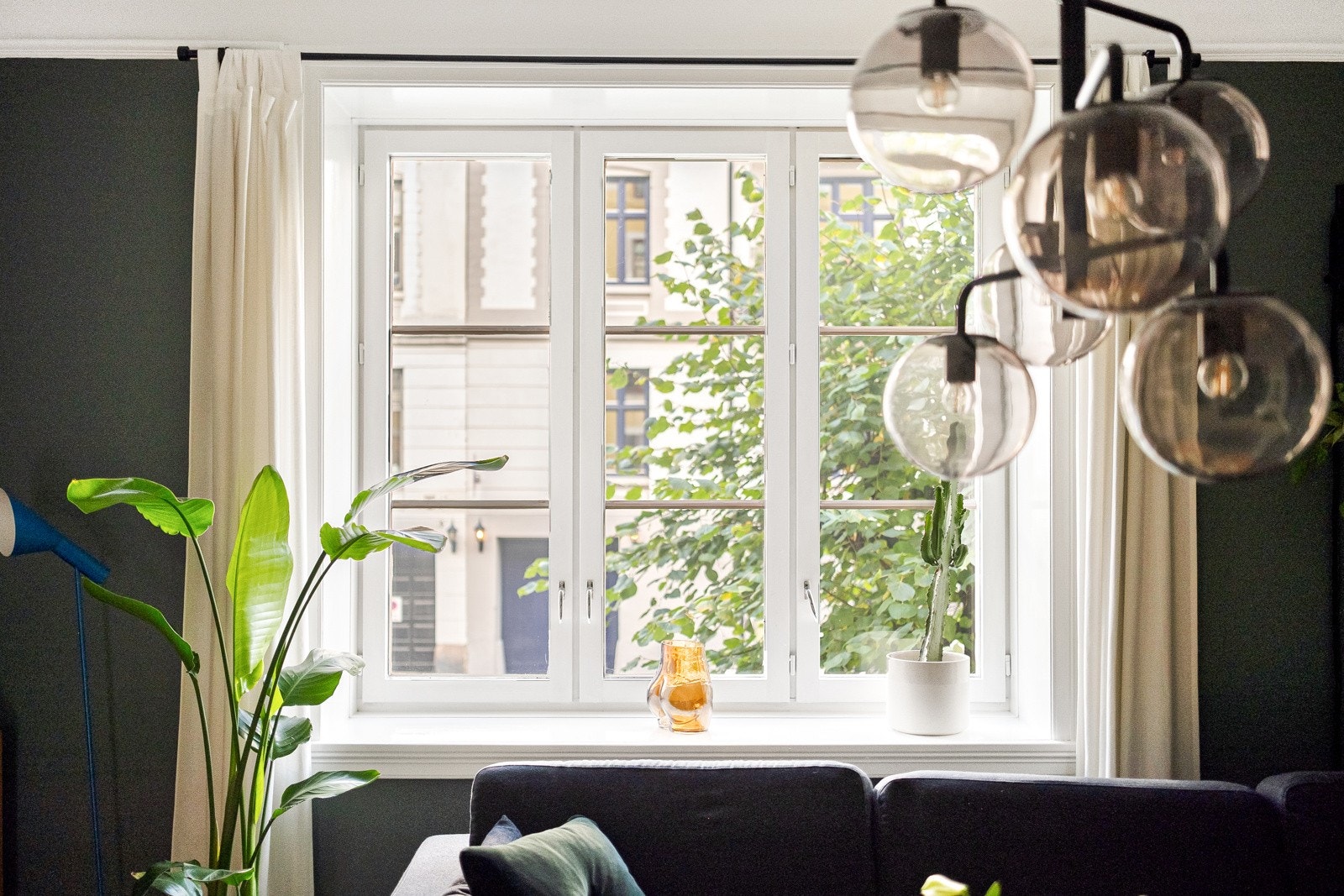 Leiligheten har klassiske, dype vindusposter. Galleribilde