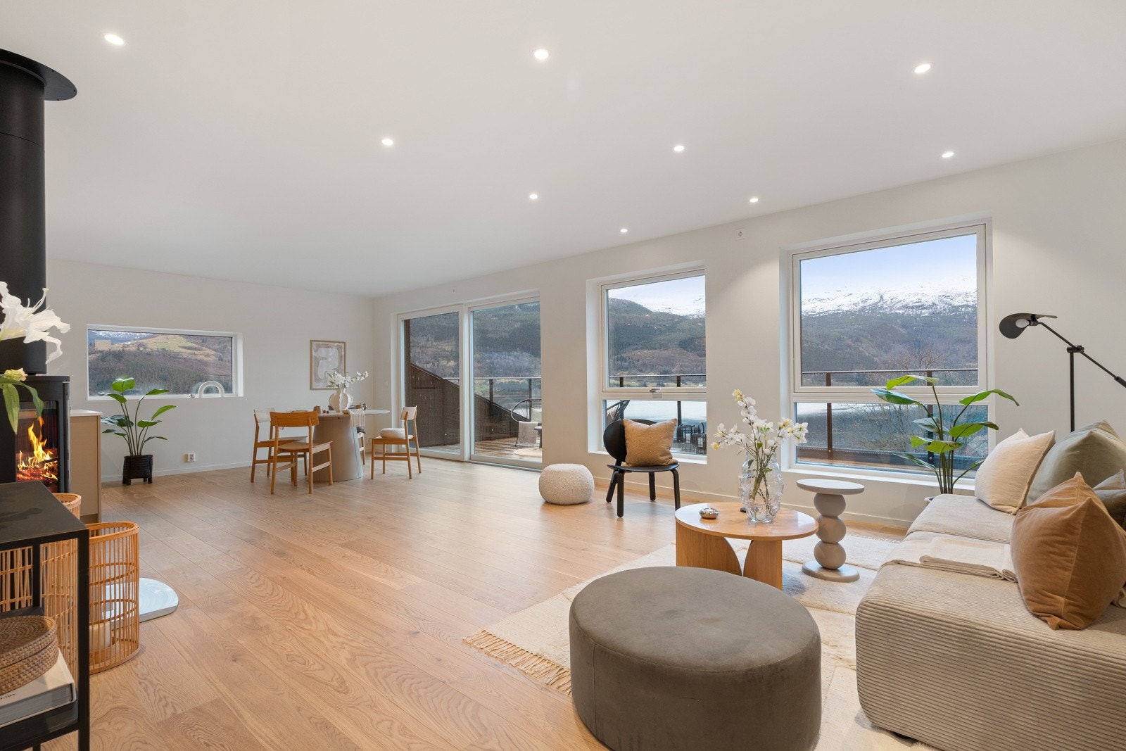 Romslig og lys stue med store vindusflater som gir godt naturlig lysinnslipp. Galleribilde