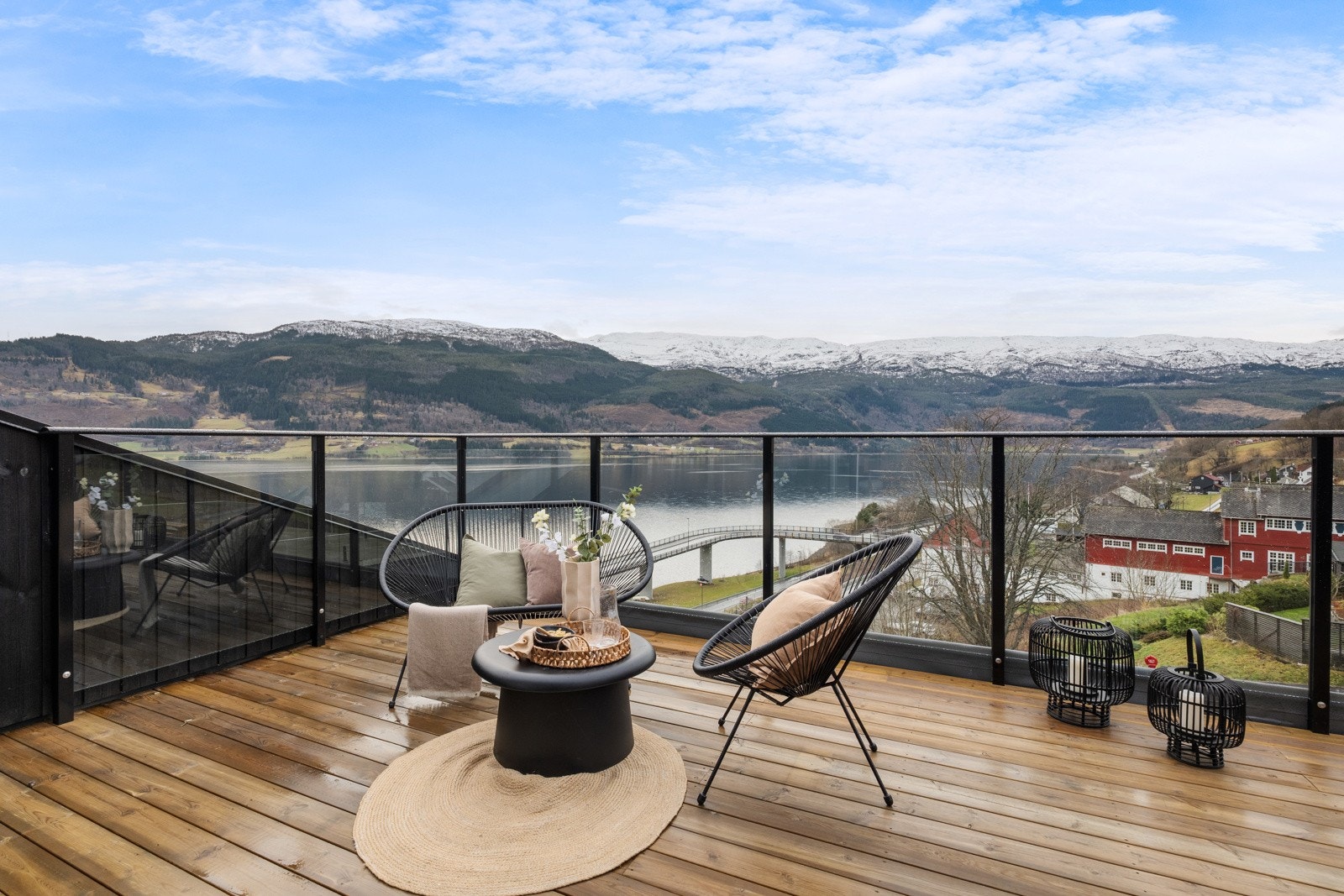 Stor sør-vest takterrasse med gode solforhold og nydelig utsikt over Vangsvatnet og Grasida. Galleribilde