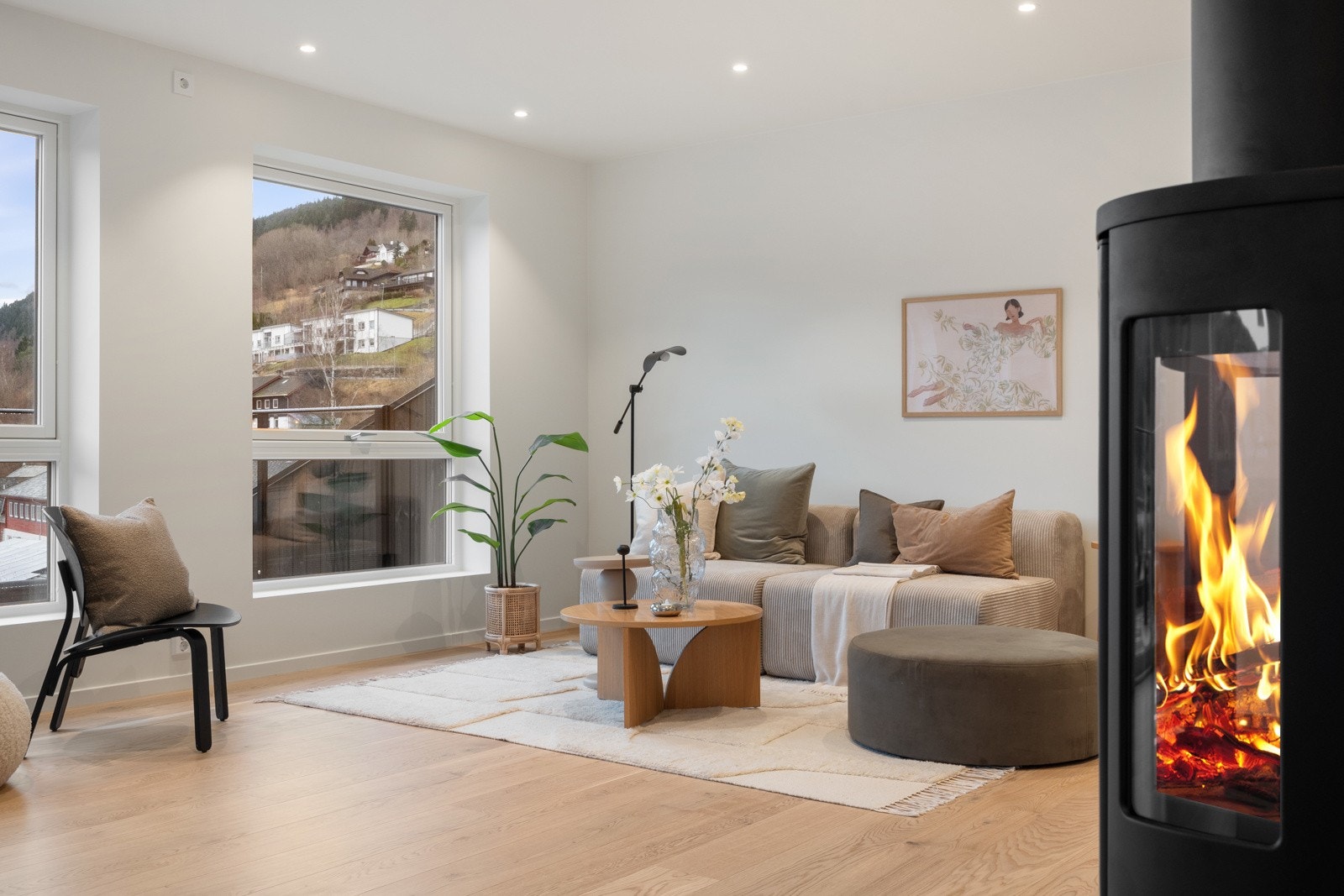 Flott vedovn som skaper en varm og hyggelig atmosfære. Galleribilde