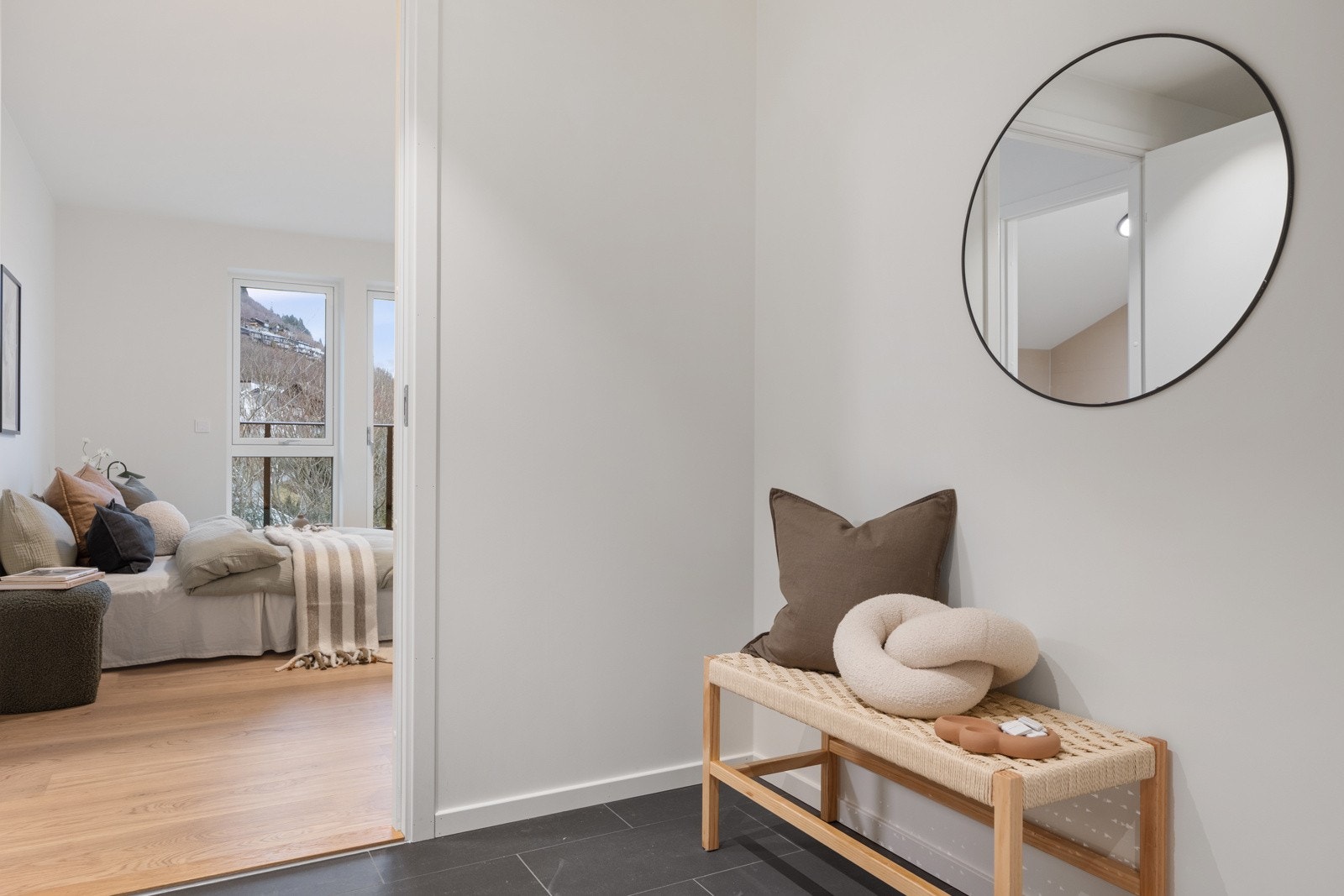 Man kommer inn på hovedsoverommet fra entreen. Galleribilde