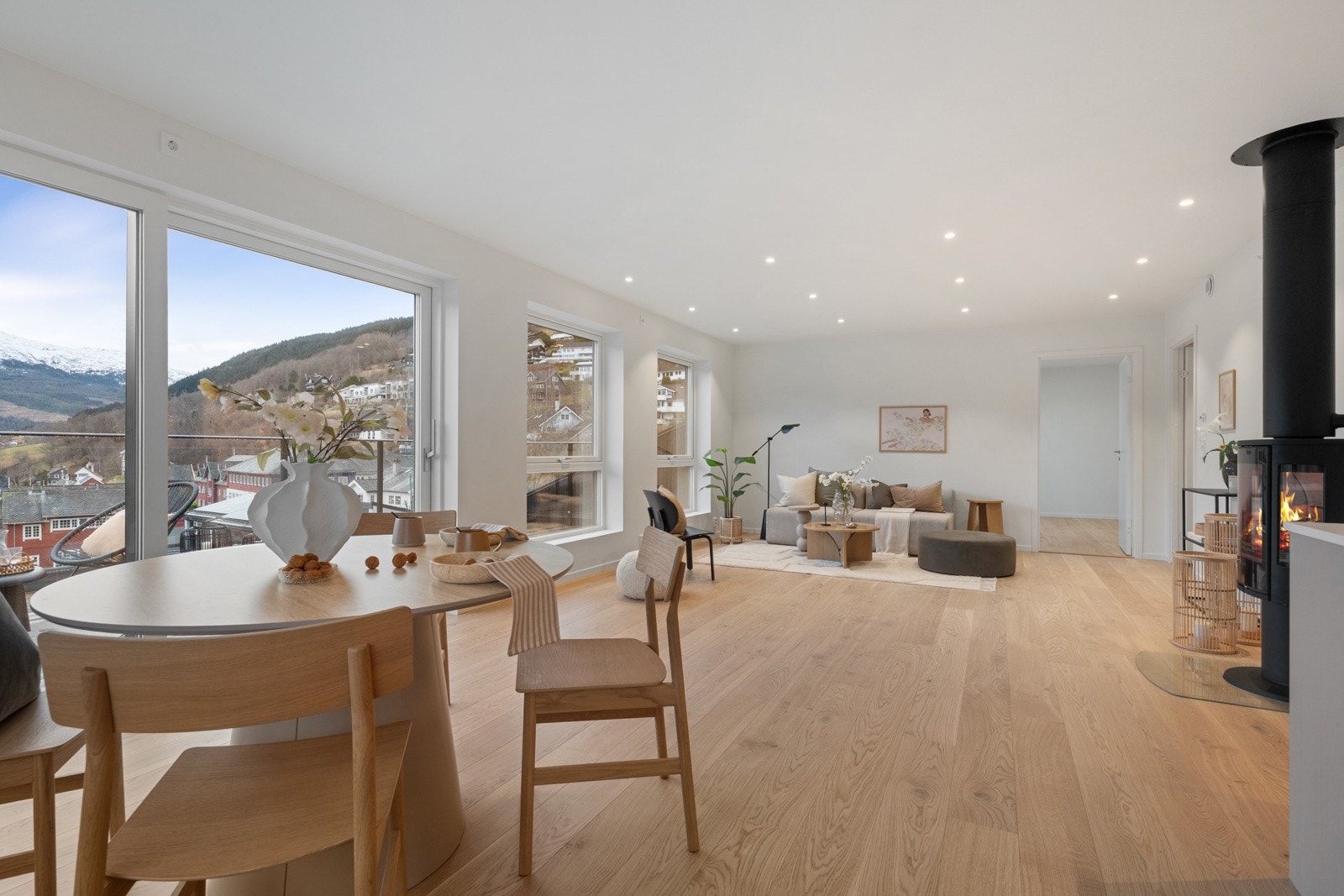 Alle rom, utenom soverommene, har vannbåren varme med egne soner. Galleribilde