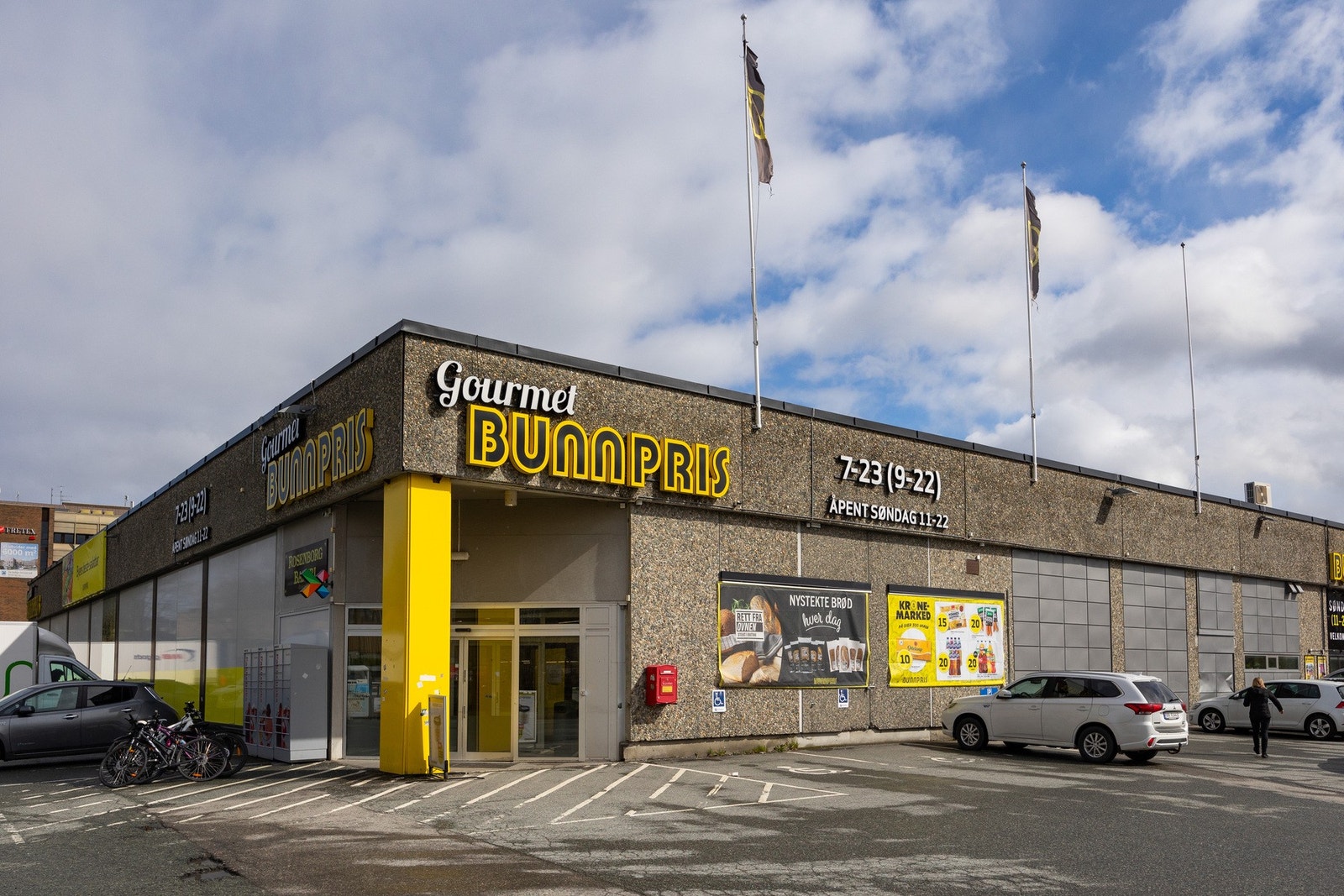 Rundt 1 km unna ligger Bunnpris Nidarvoll, en praktisk nærbutikk med søndagsåpent. Like i nærheten finner du også servicetilbud som McDonald's, Pizzabakeren og Circle K. Galleribilde