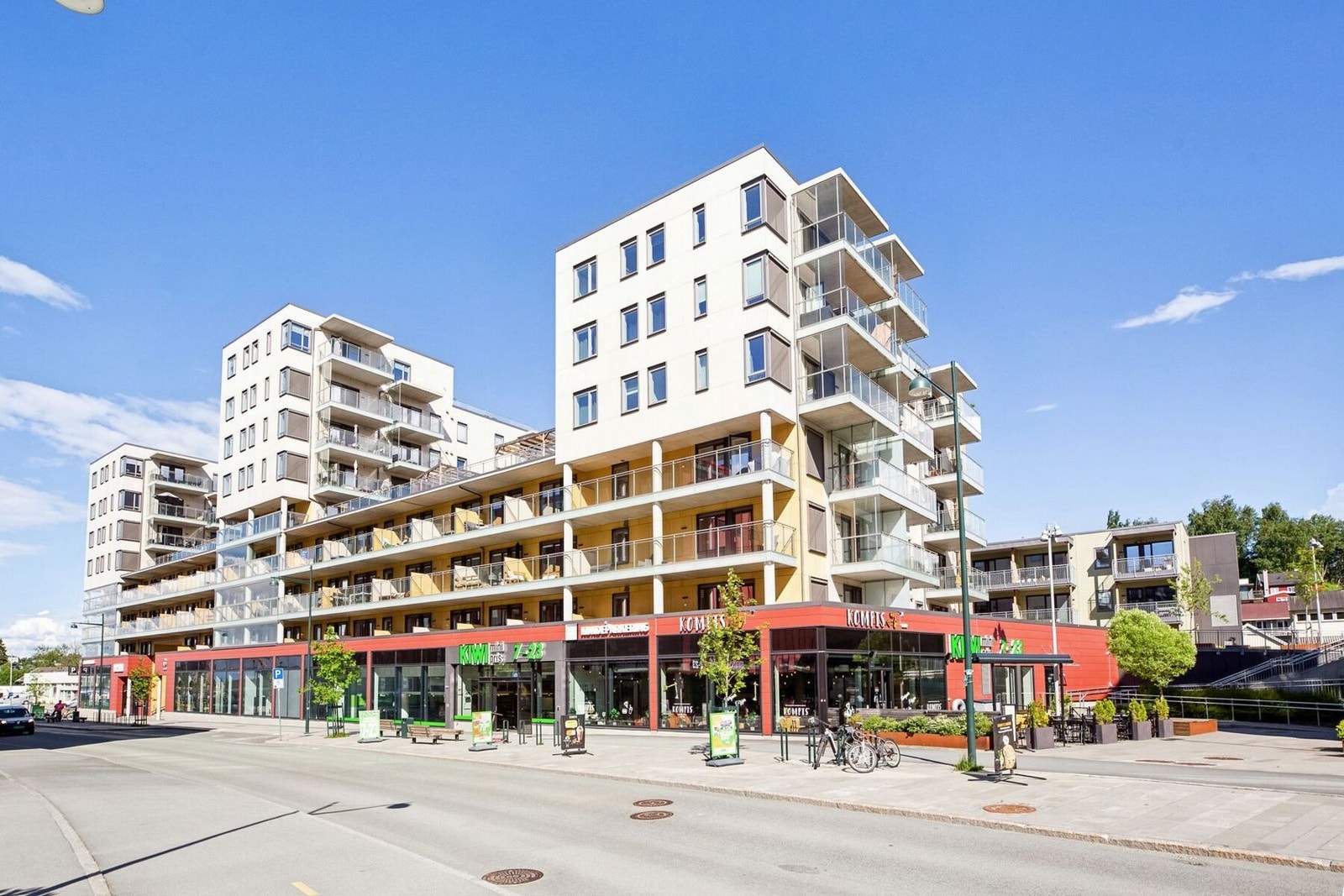 Bare 500 meter fra leiligheten ligger Kompis, en populær restaurant som passer like godt til hverdags som til helg. I samme bygg åpner det snart EVO Sorgenfri, et moderne treningssenter med åpent alle dager i året. Galleribilde