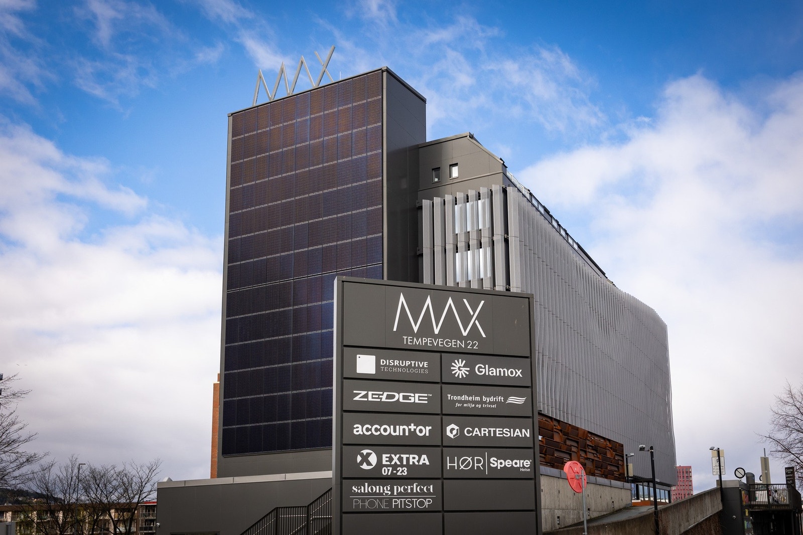 Ca. 650 meter unna ligger det praktiske MAX-bygget med blant annet Coop EXTRA, Apotek1 og frisøren Salong Perfect. Galleribilde