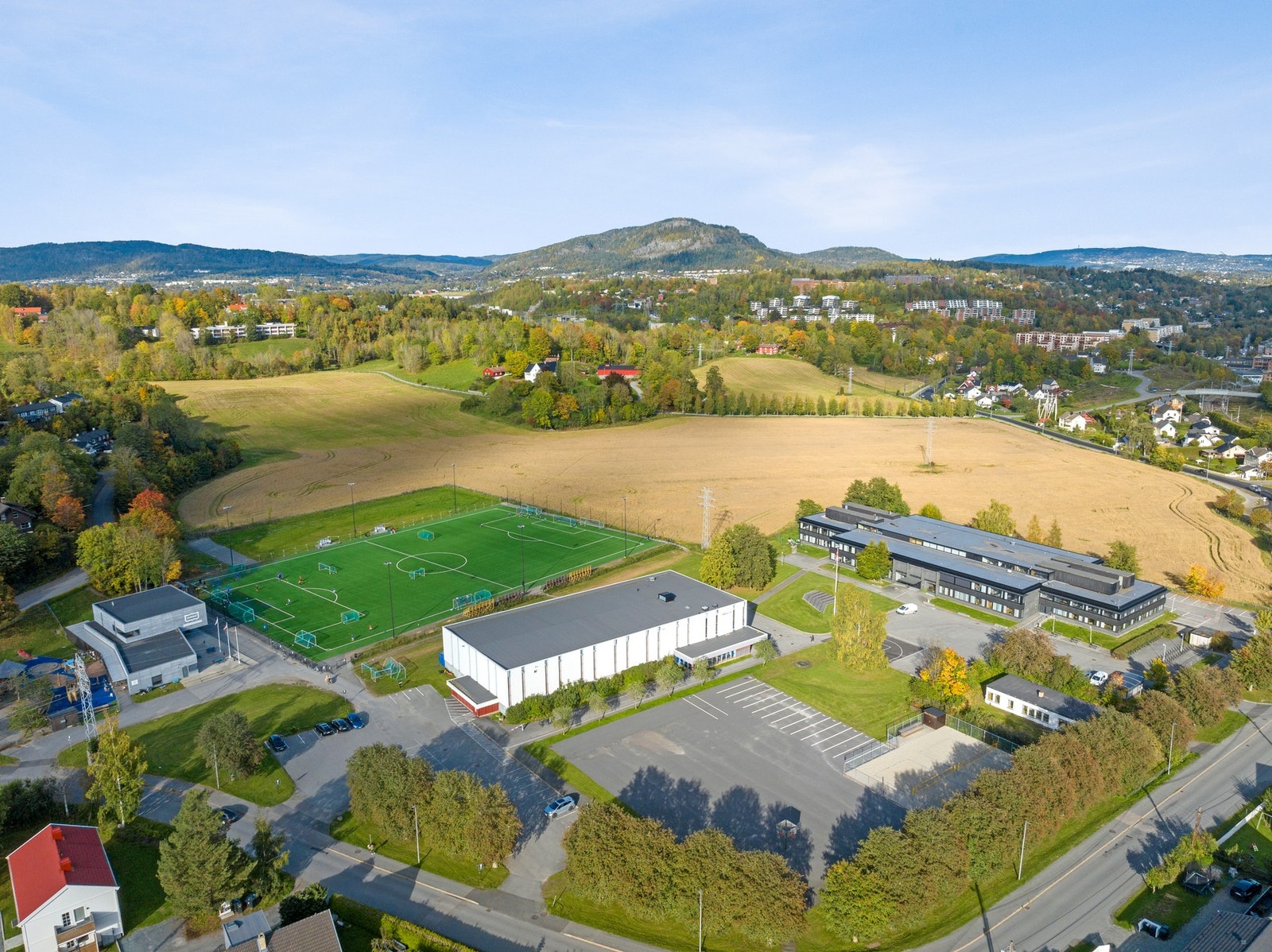 Fra boligen er det gangavstand til både barnehager og barne- og ungdomsskoler. Her Bjørnegård skole med idrettsplass Galleribilde