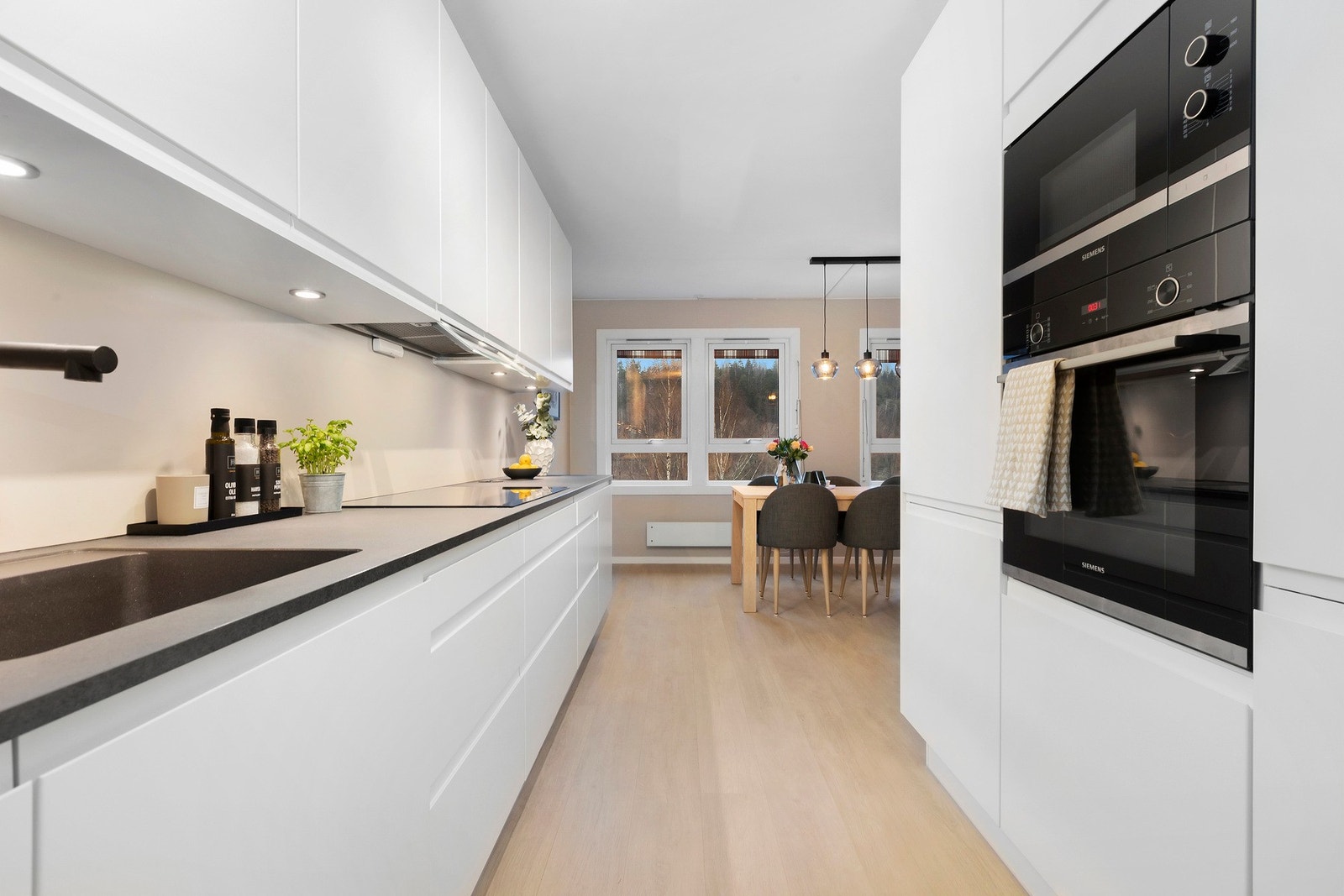 Varmtvannsbereder fra 2022 er plassert på kjøkken. Lekkasjestopper og komfyrvakt er montert Galleribilde