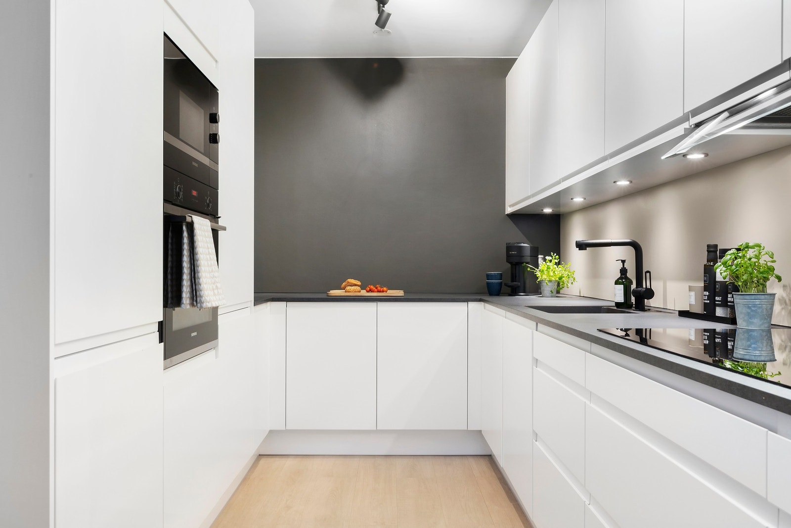 Kjøkkenet er fra HTH og har en moderne innredning fra 2022 med integrerte hvitevarer og rikelig med skap- og benkeplass Galleribilde