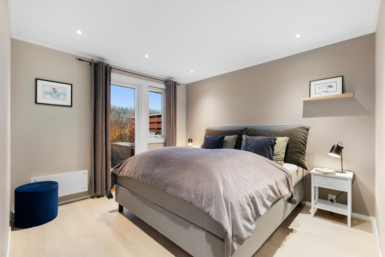 Soverom 2 er av meget god størrelse med god plass til stor seng og garderobe. Soverommet har adkomst til boligens primære uteplass Galleribilde