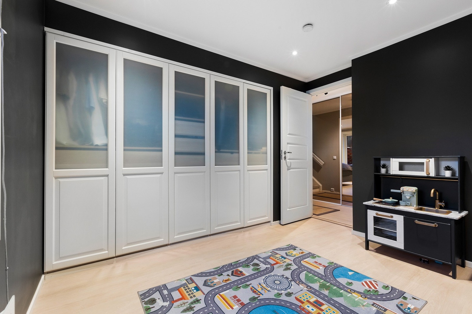 Her er det montert en større garderobeinnredning med god plass til klær og andre personlige eiendeler Galleribilde