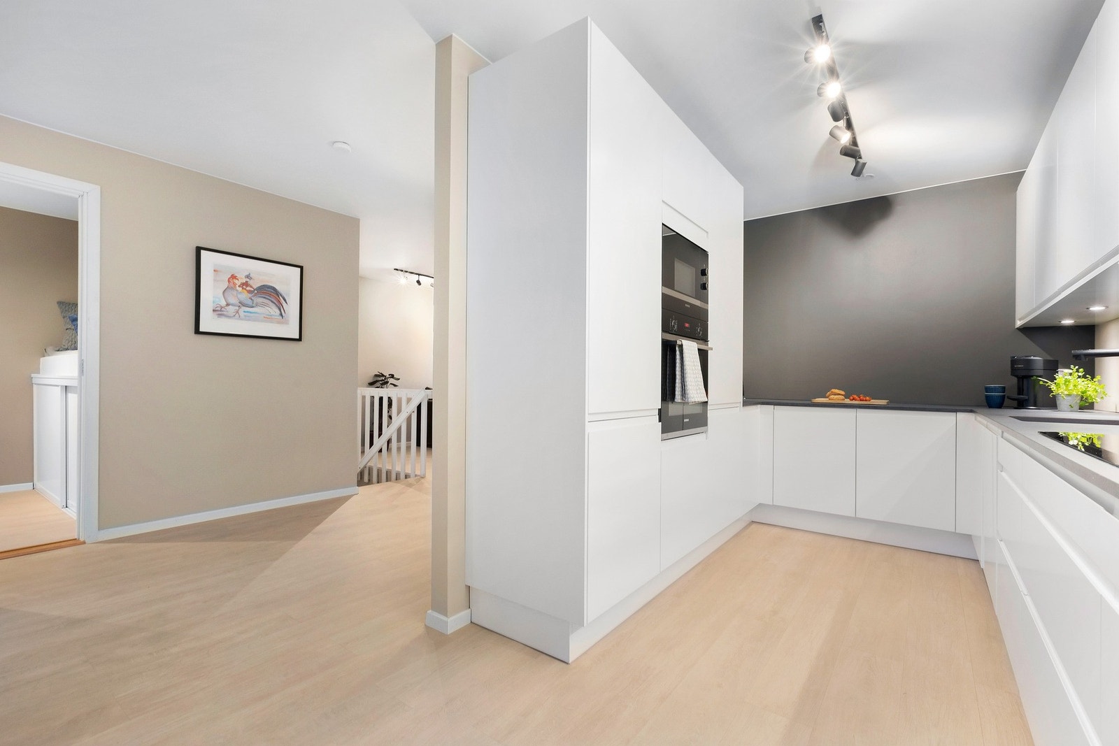 Kjøkkenet ligger i en delvis åpen løsning mot stue, noe som skaper et åpent og sosialt rom samtidig som du har forskjellige soner Galleribilde