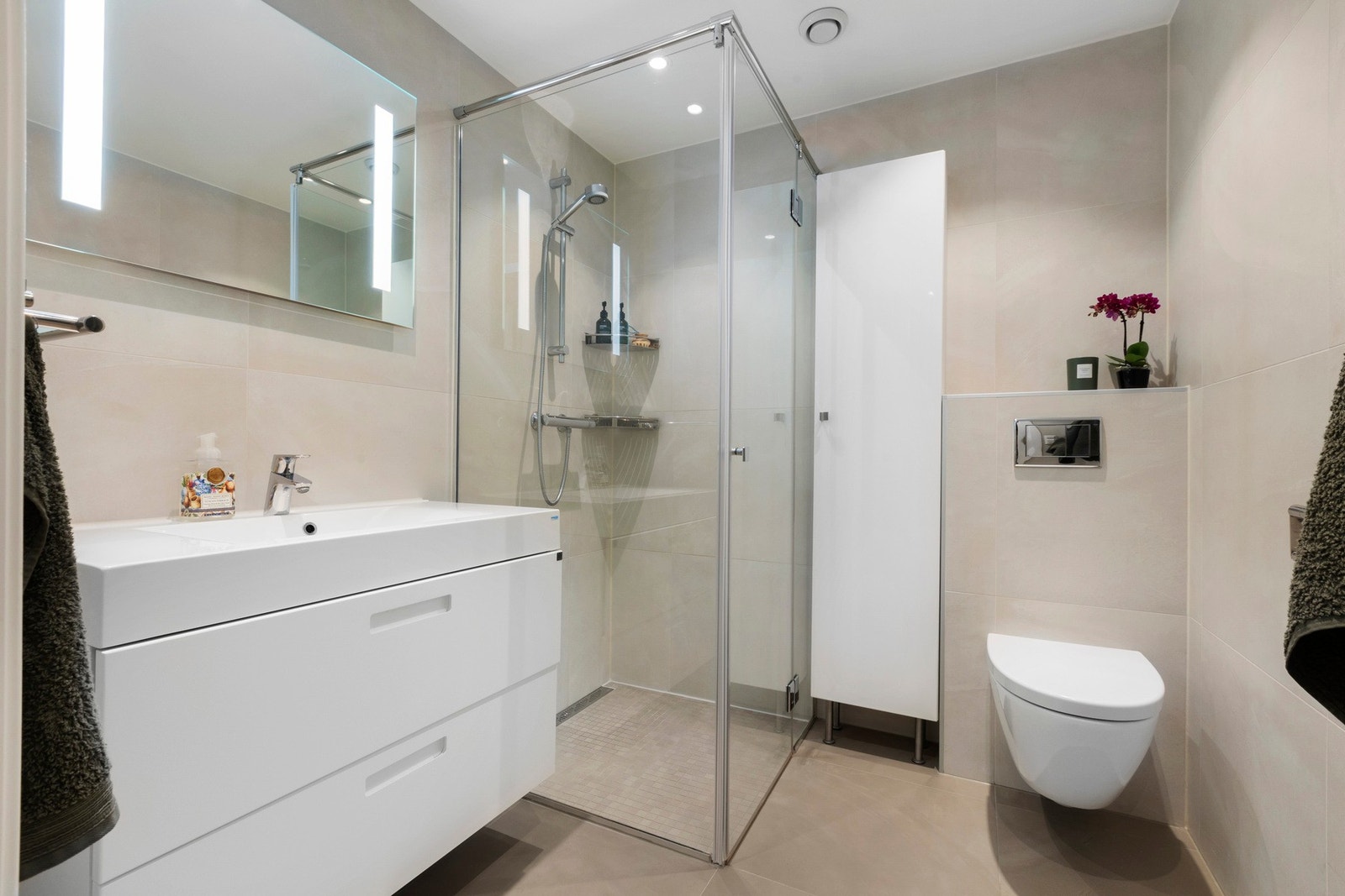 Helfliset baderom fra 2015 med varme i gulv og downlights i himling Galleribilde