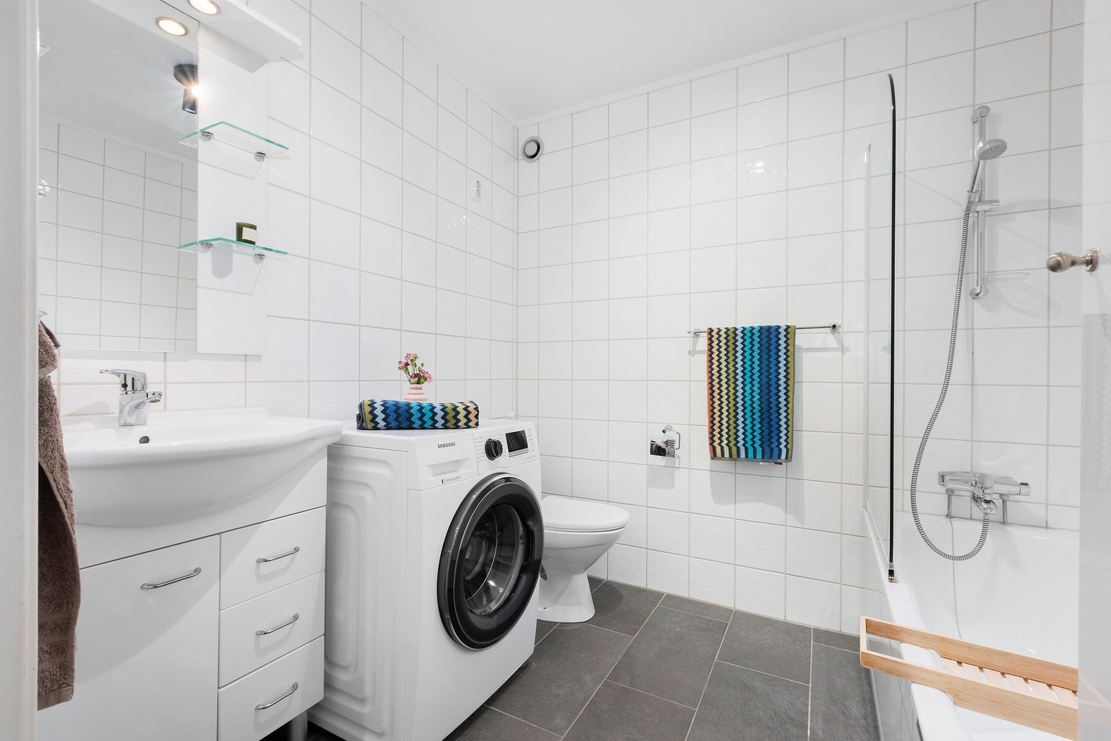 Helfliset baderom oppusset i 2007 med ny membran og fliser. Opplegg for vaskemaskin Galleribilde