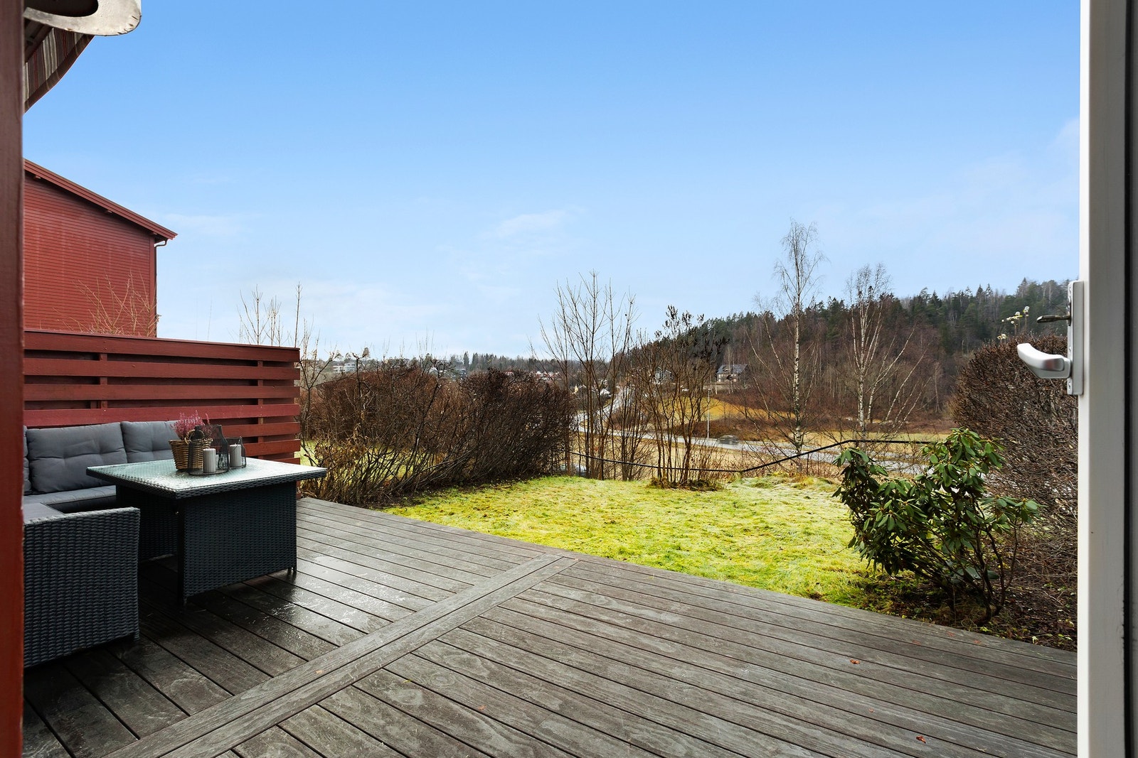 Uteplassen består av en 22 kvm terrasse med videre adkomst til hage Galleribilde