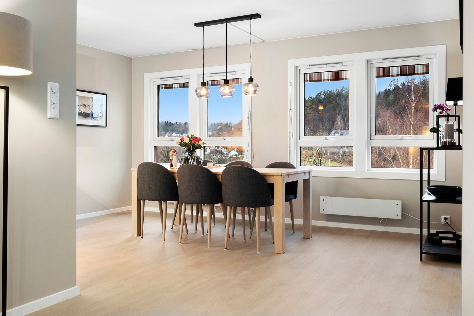 Spisestuen får sin naturlige plassering mellom stue og kjøkken Galleribilde