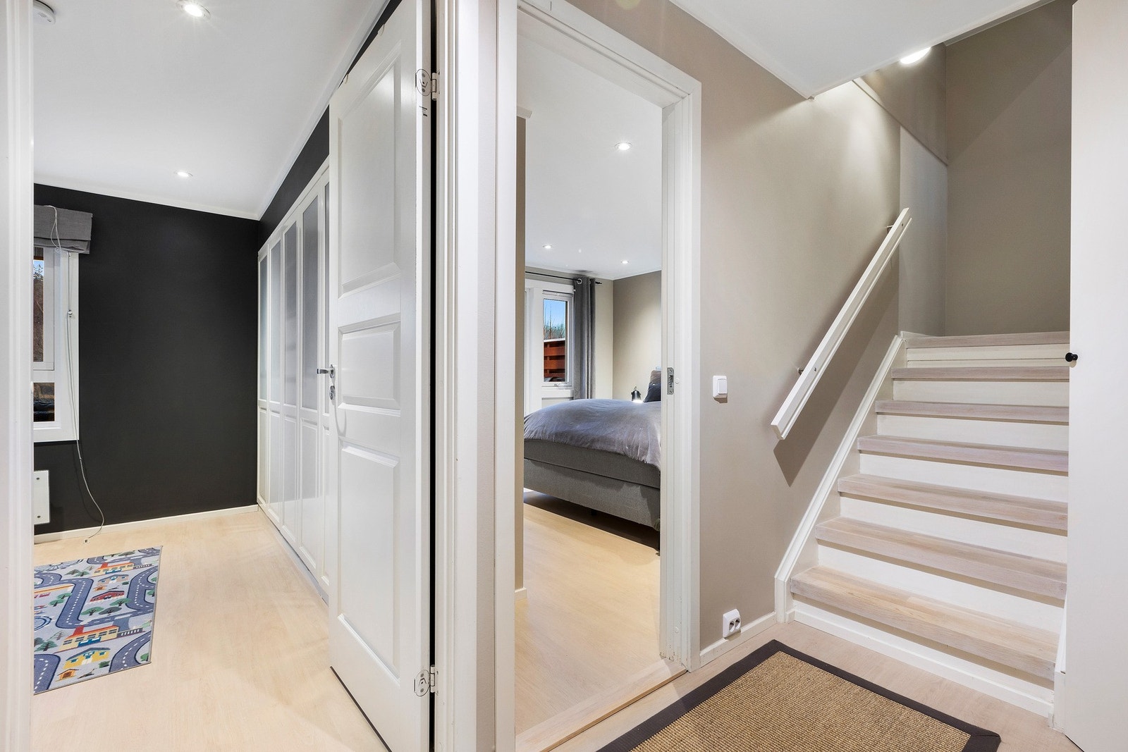 Gangen har en større garderobe rikelig med oppbevaringsplass Galleribilde