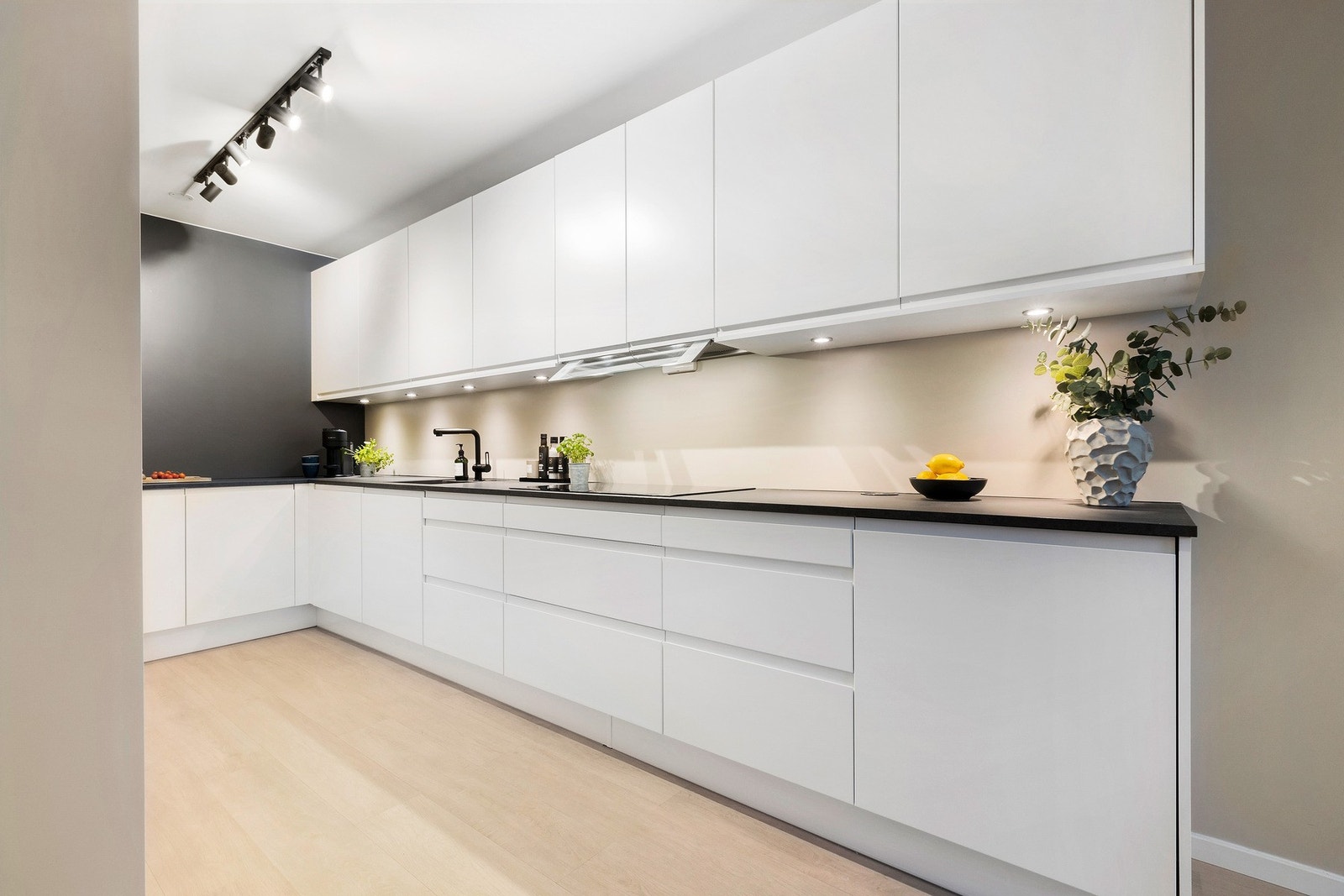 Av integrerte hvitevarer finner du induksjonstopp, stekeovn, mikrobølgeovn, oppvaskmaskin, kjøleskap og fryser Galleribilde