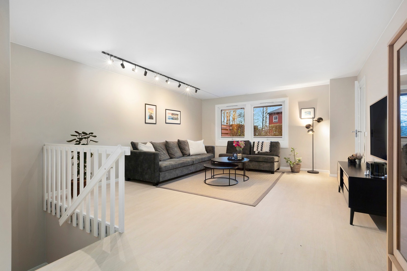 Fra entréen kommer du inn i en åpen og romslig stue med moderne overflater og godt med lys Galleribilde
