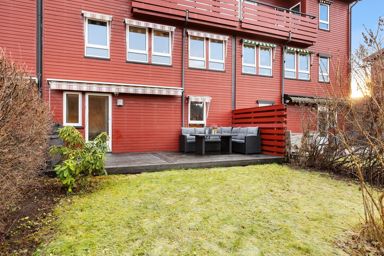 Terrassen kan enkelt innredes med en deilig sittegruppe, grill og annet ønsket møblement Galleribilde