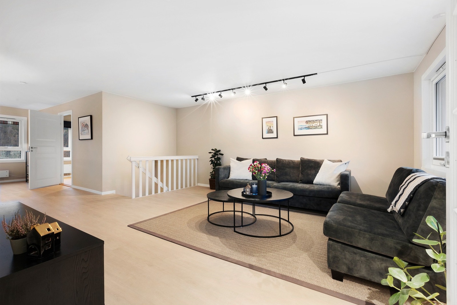 Stuen kan enkelt innredes med en deilig sofagruppe og tilhørende møblement Galleribilde