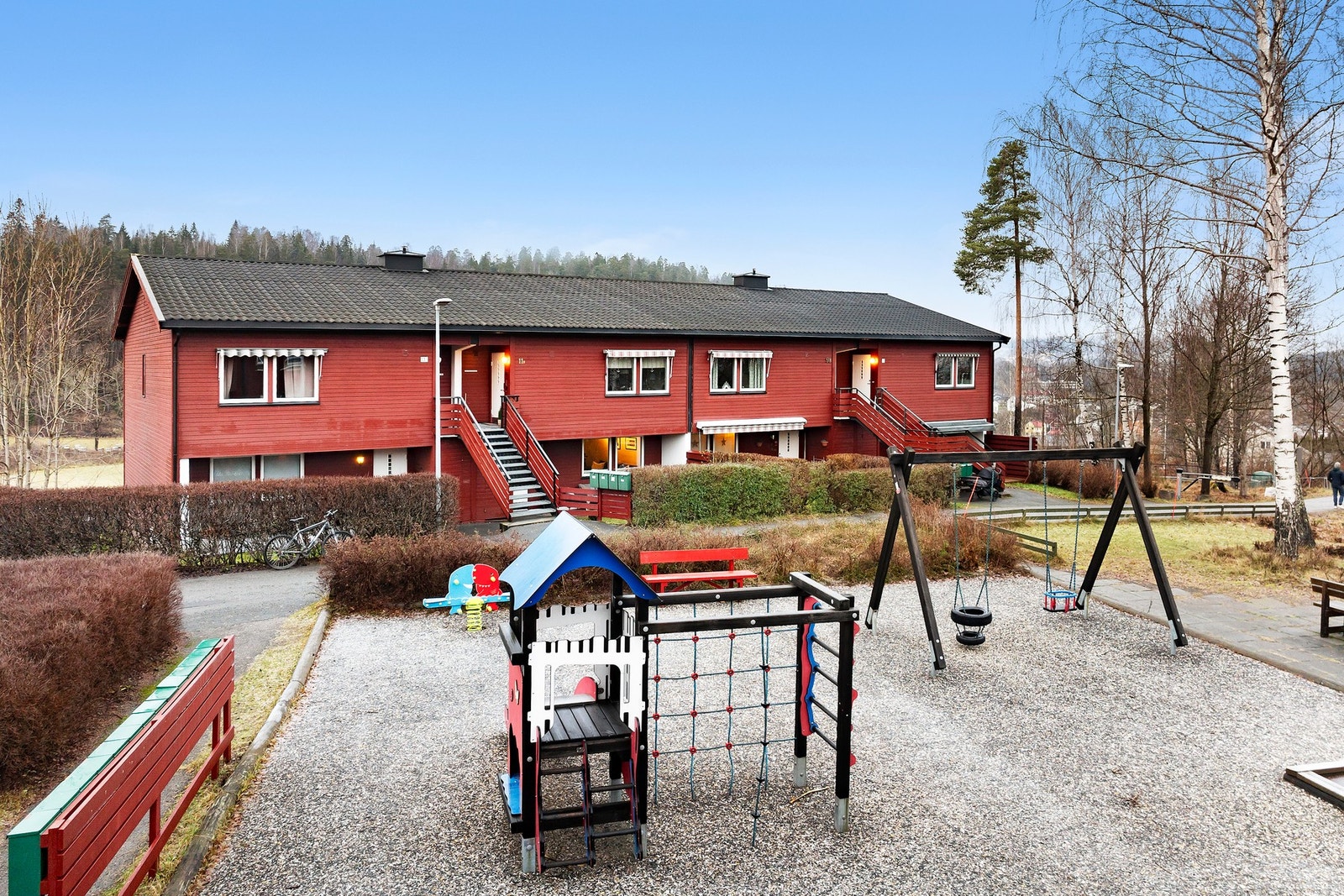 Boligen ligger i et barnevennlig boligområde med lekeplass like utenfor døren Galleribilde