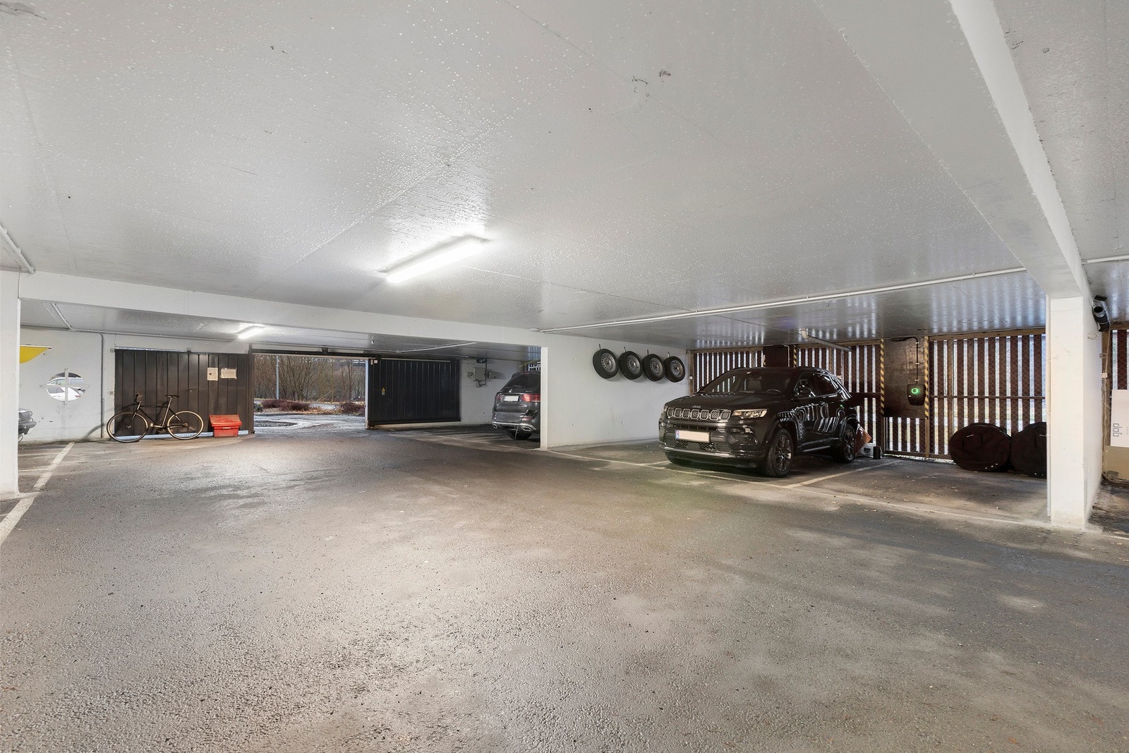 Leiligheten disponerer en parkeringsplass (nr. 11a) med elbillader i felles utvendig garasjeanlegg Galleribilde