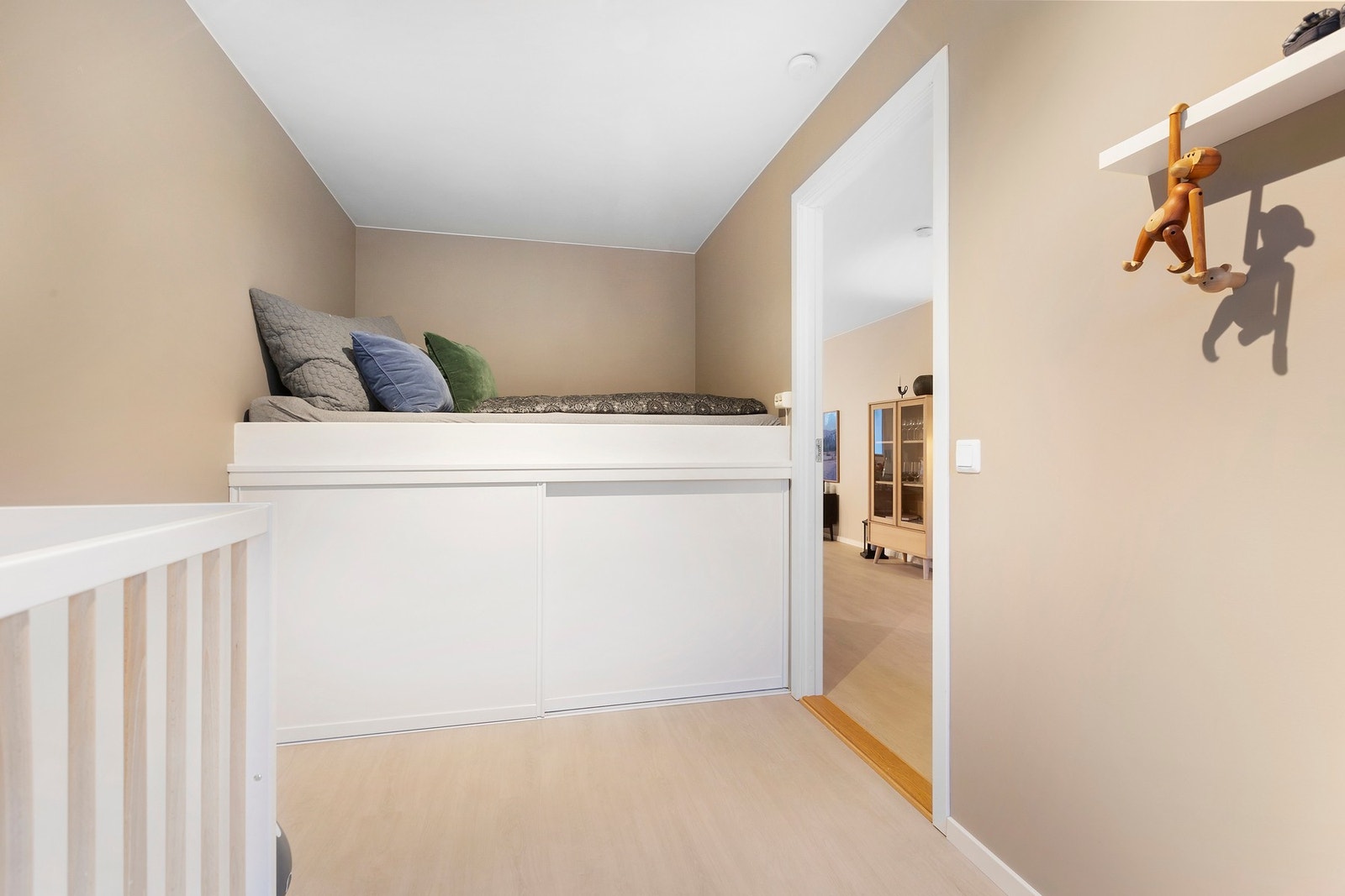 2. etasje (hovedetasje) har et romslig soverom Galleribilde