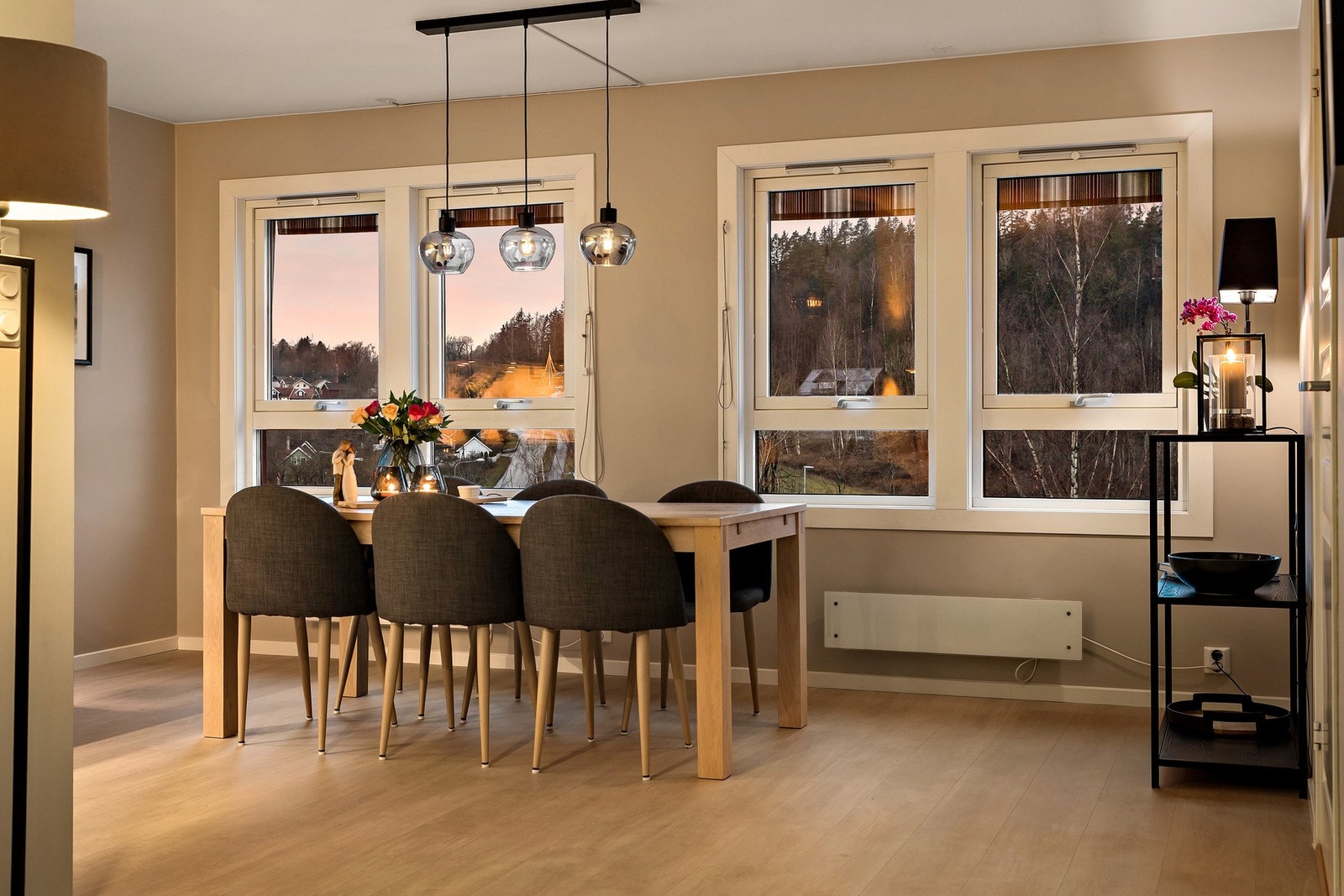 Her er det god plass til å innrede en større spisegruppe som gir plass til hele familien Galleribilde