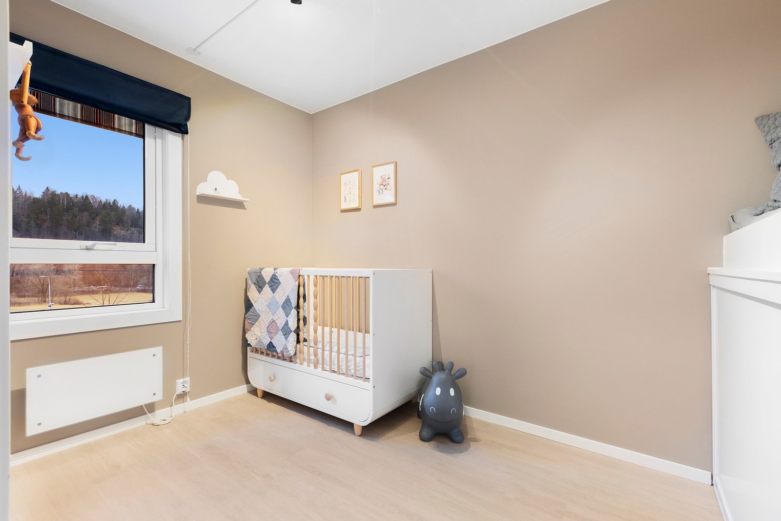 Her kan en enkelt innrede med stor seng, nattbord og ønsket garderobeløsning Galleribilde