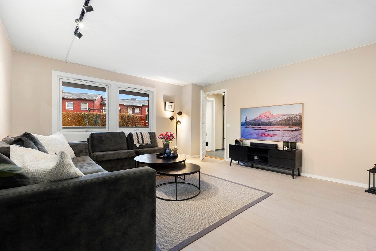 Gulvflatene er lagt med enstavs laminat og vegger består av malte flater Galleribilde