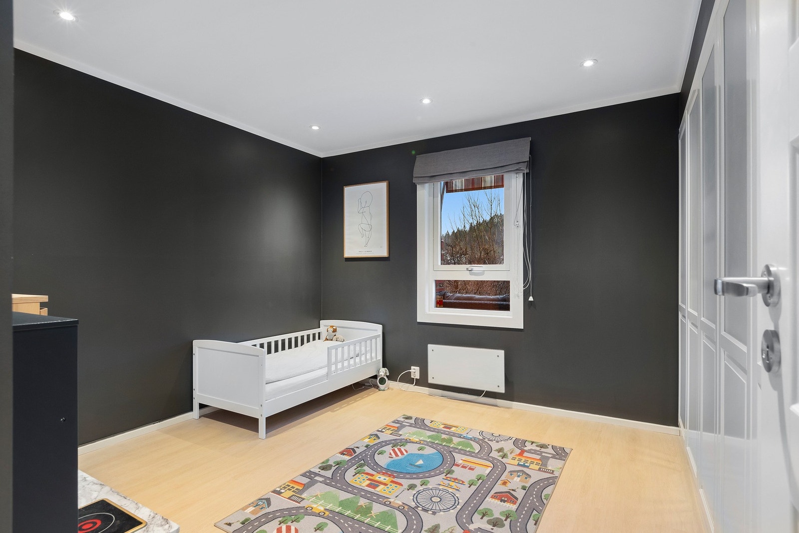 Soverom 3 er i likhet med de andre rommene av svært god størrelse Galleribilde