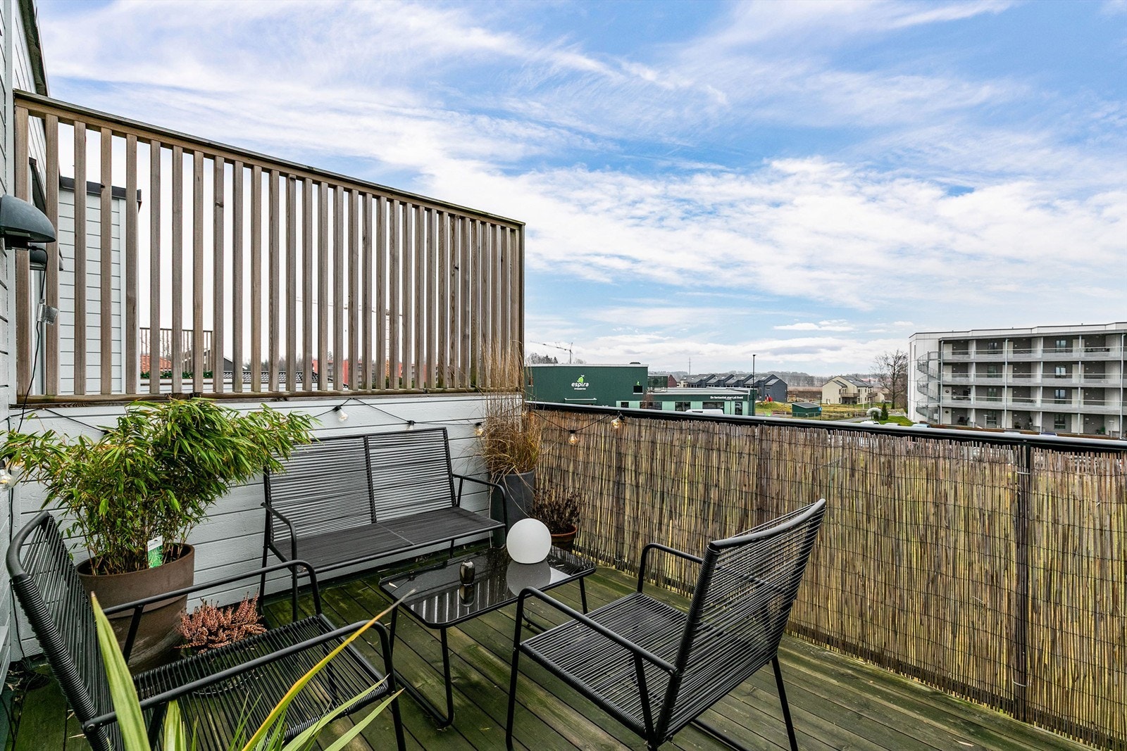 Sommerstid er det sol på balkongen fra tidlig ettermiddag til kveld. Galleribilde