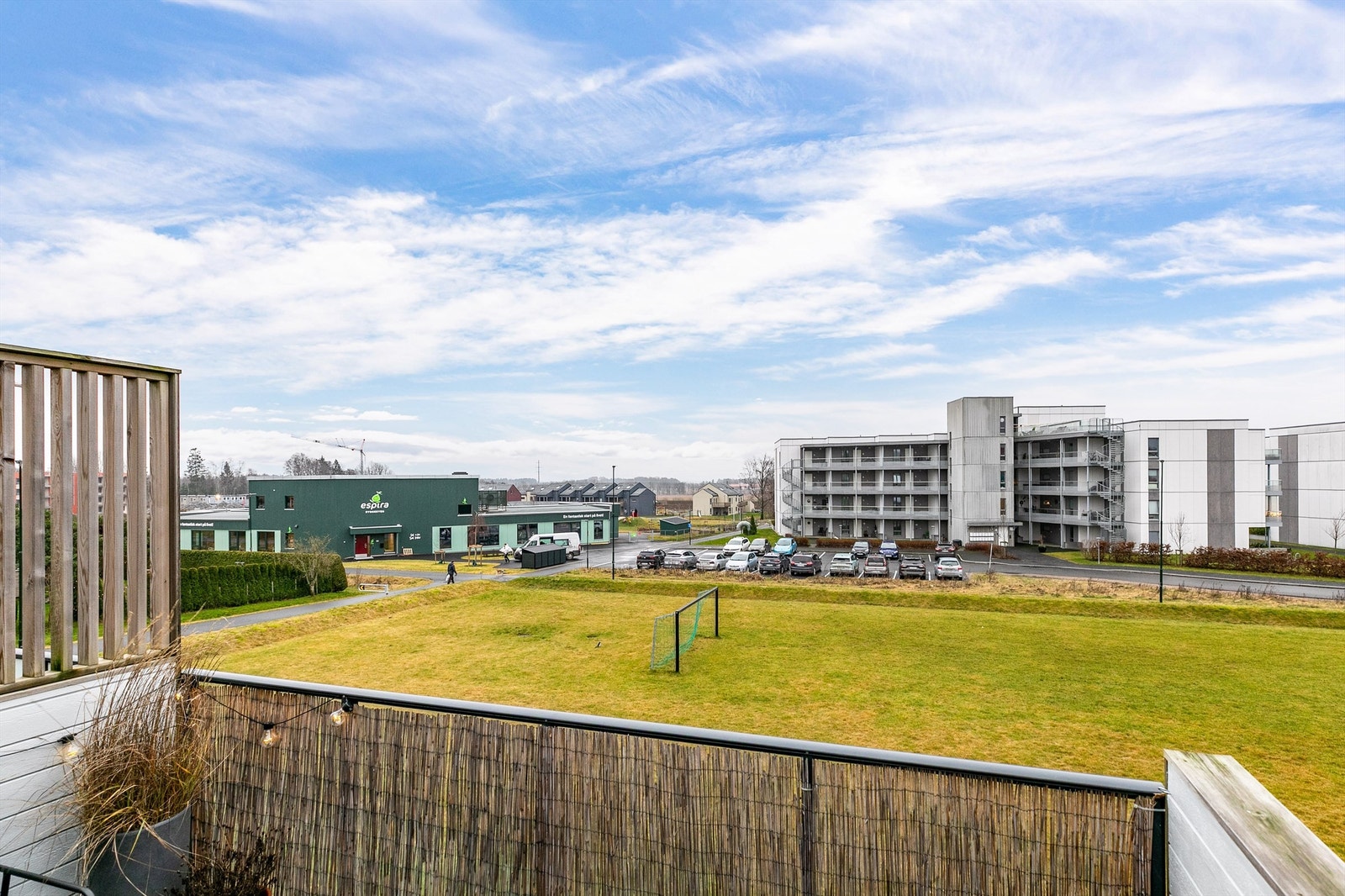 Leiligheten er attraktivt beliggende inntil et større grøntareal, lengst vest i sameiet. Fotograf; Børge Oppegård. Galleribilde