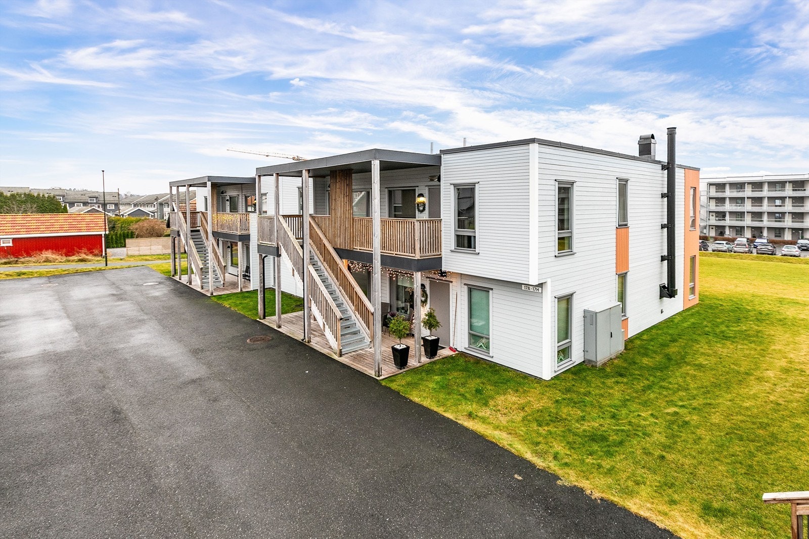 Leiligheten har fast plass i felles carport vis á vis inngangspartiet. Sameiet har løsning for lading av EL-bil. Galleribilde