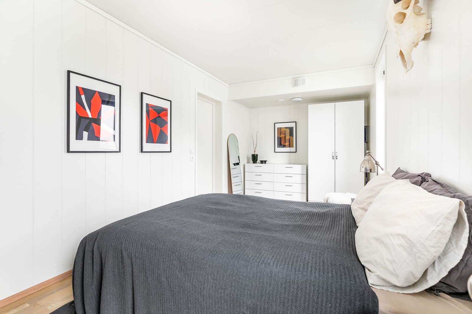 Hovedsoverommet har to dører; én på hver sin side av sengen om denne plasseres midt i rommet. Galleribilde