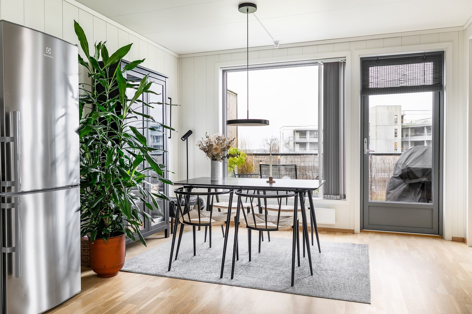 Vinduer med store flater fyller stuen med naturlig lys og fremmer en luftig romfølelse. Galleribilde