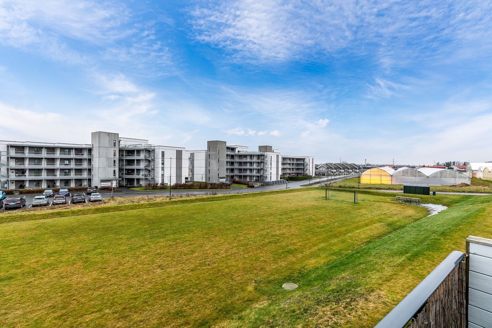 På balkongen sees vidstrakt utsyn over det unge boligområdet rundt Vårliveien. Lang avstand til den øvrige bebyggelsen innebærer lite innsyn. Fotograf; Børge Oppegård. Galleribilde