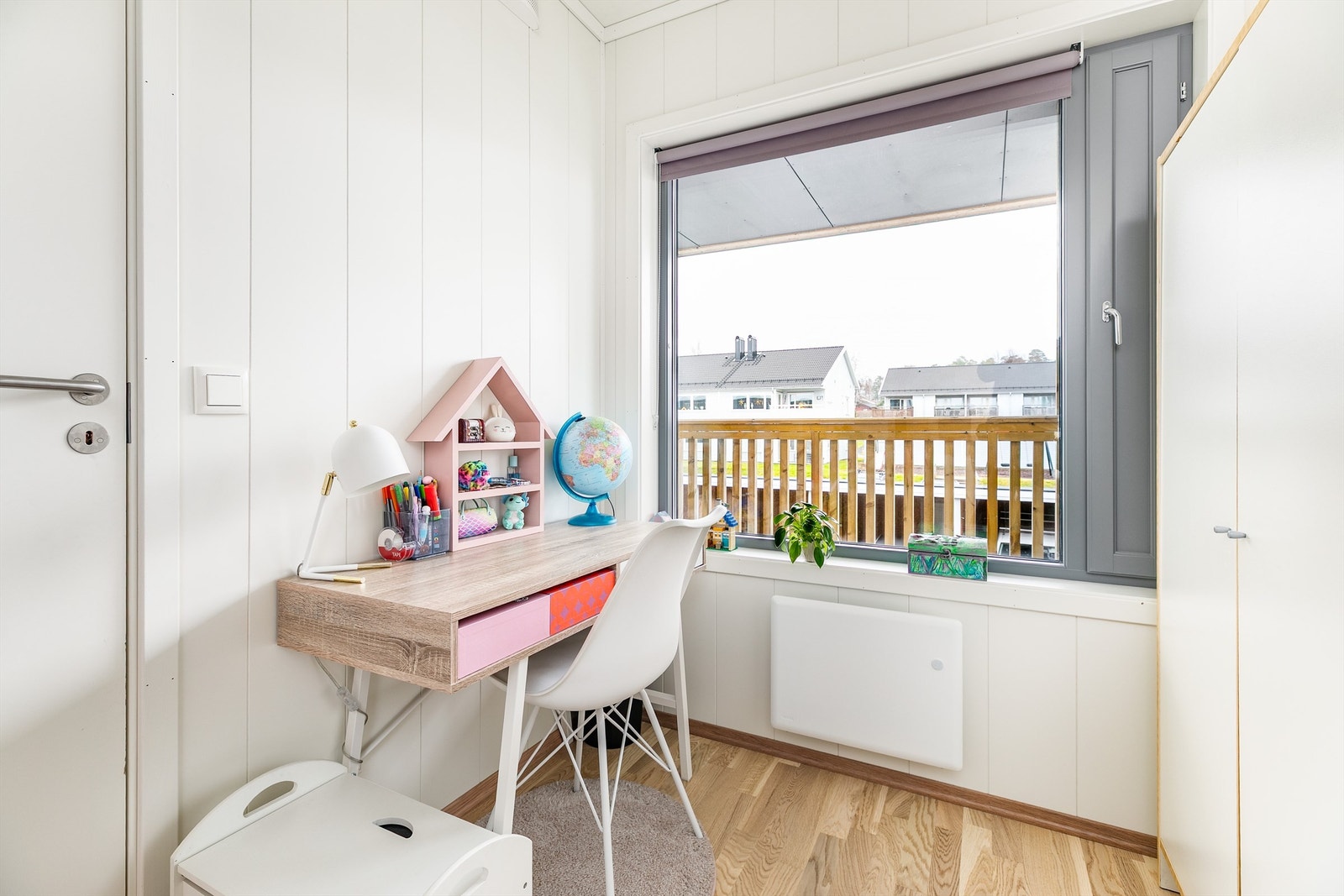 Soverommene er samlet i leilighetens østre del og dermed ikke direkte eksponert for varmende sol gjennom dagen. Galleribilde