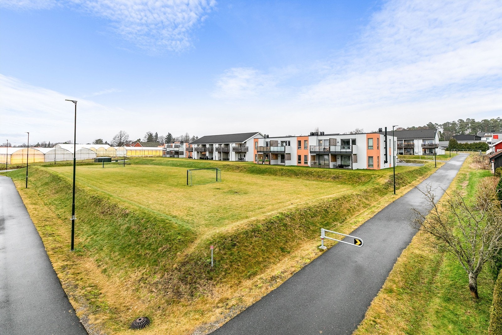 I Vårliveien bor du tilbaketrukket blant nyere boligbebyggelse, midt i Halmstad og kun en kort rusletur unna toget som kjører til Oslo på ca. 40 min. Galleribilde