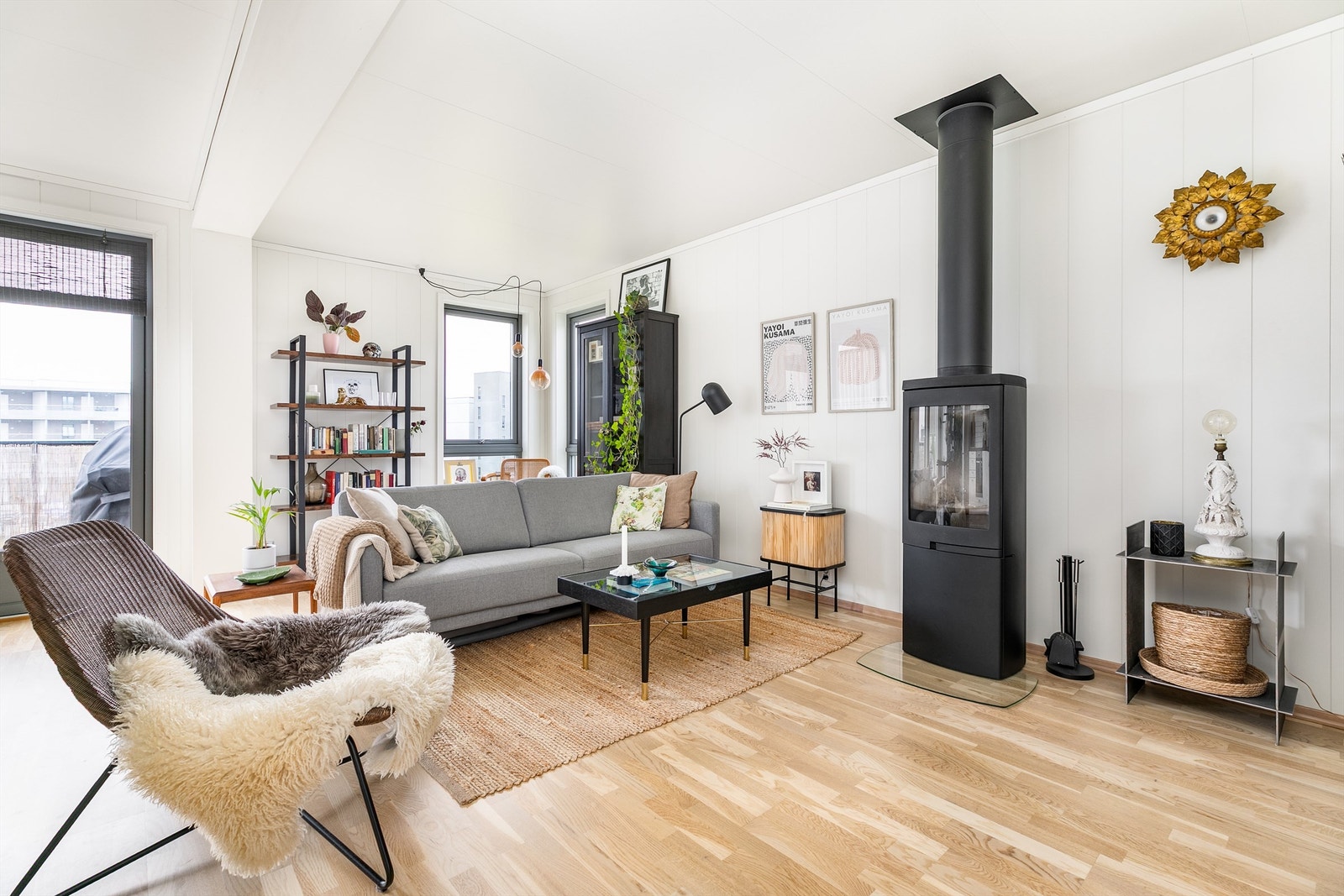 Stuens moderne vedovn er effektiv og kan gi varme til hele leiligheten. Oppvarming skjer for øvrig med hjelp av elektrisitet. Galleribilde