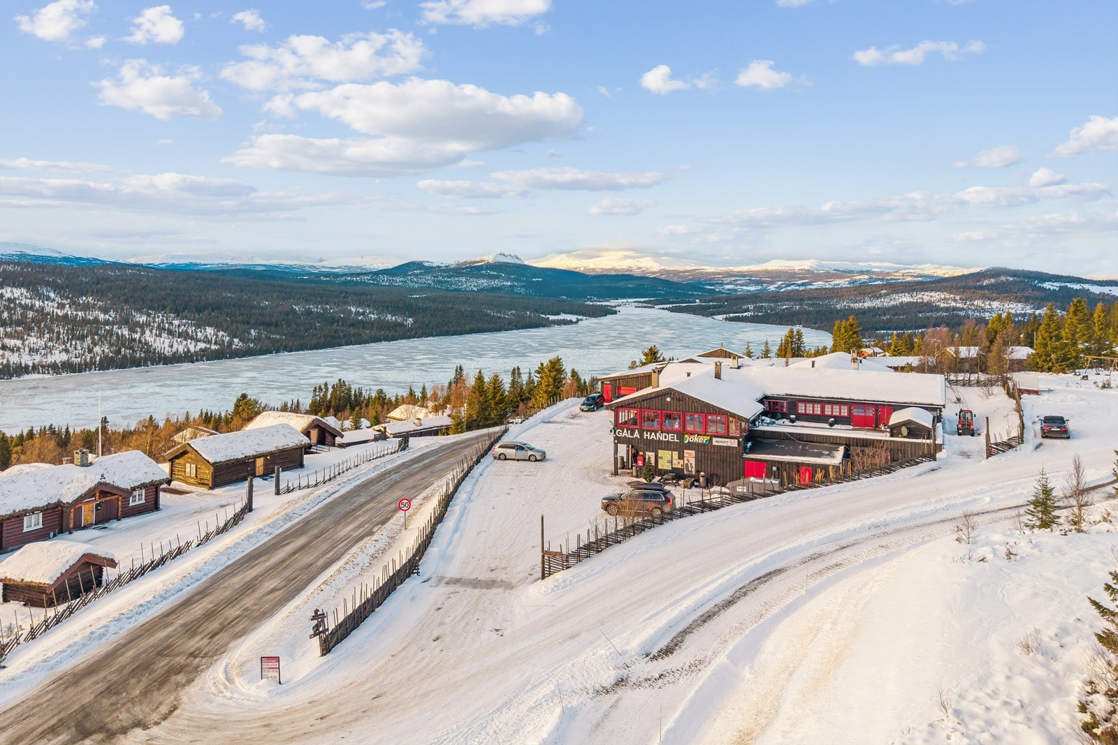 Nærmeste dagligvarehandel, Dala Handel, ligger en kort kjøretur unna for enkel logistikk. Galleribilde