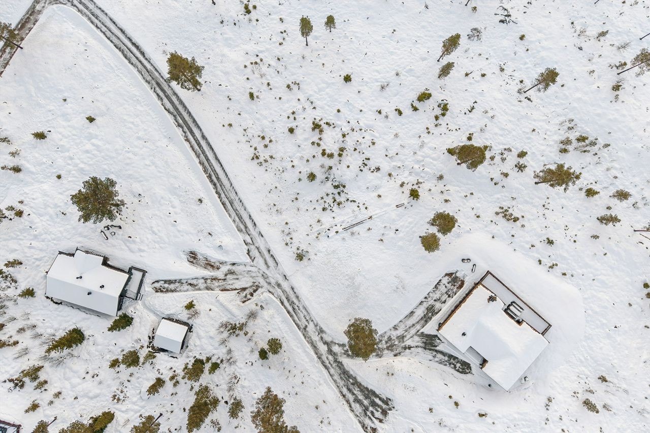 Tomten gir rikelig med plass for uteområder og parkering på egen grunn. Galleribilde