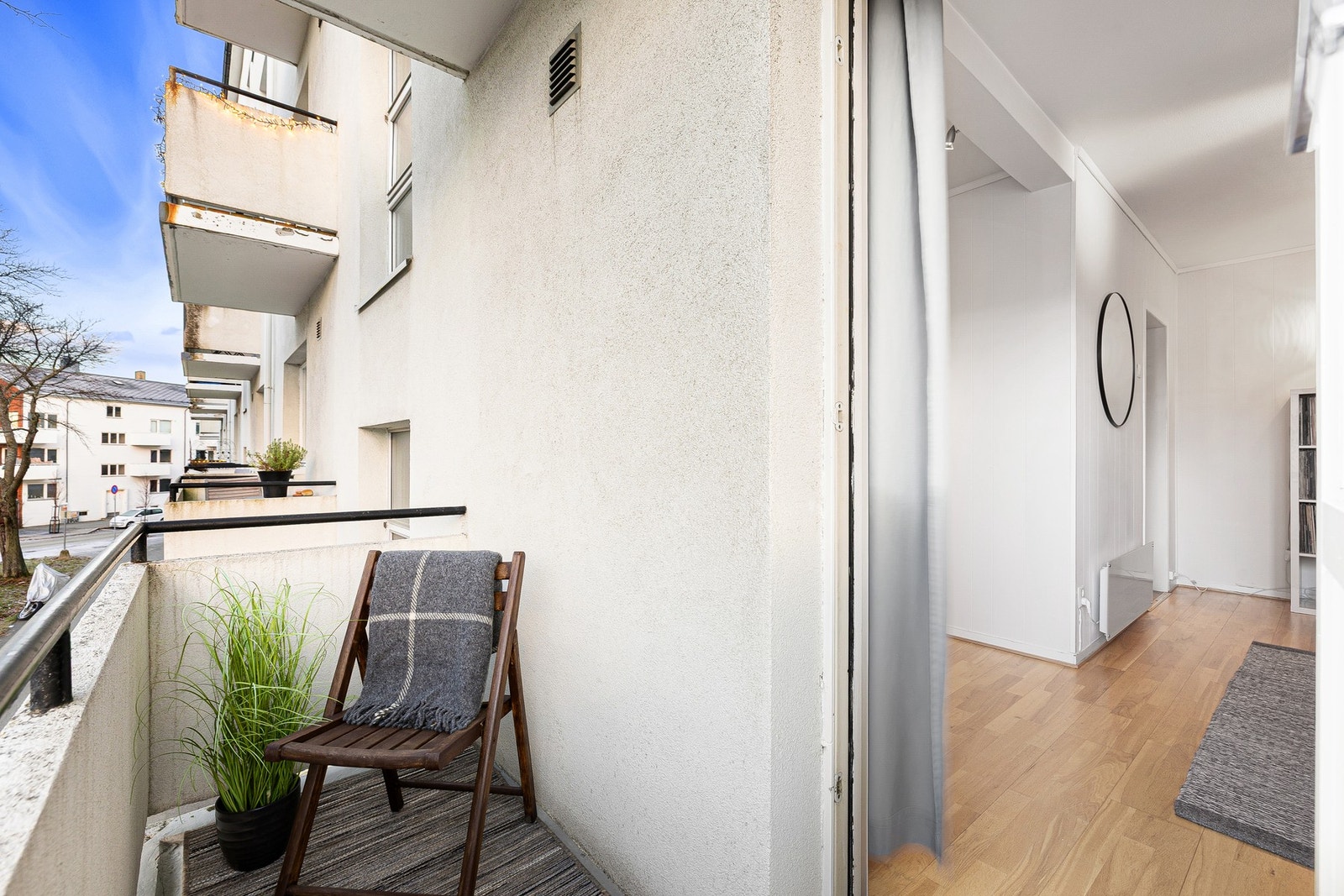 Balkongen vender mot vest og nyter ettermiddags/kveldssol. Galleribilde