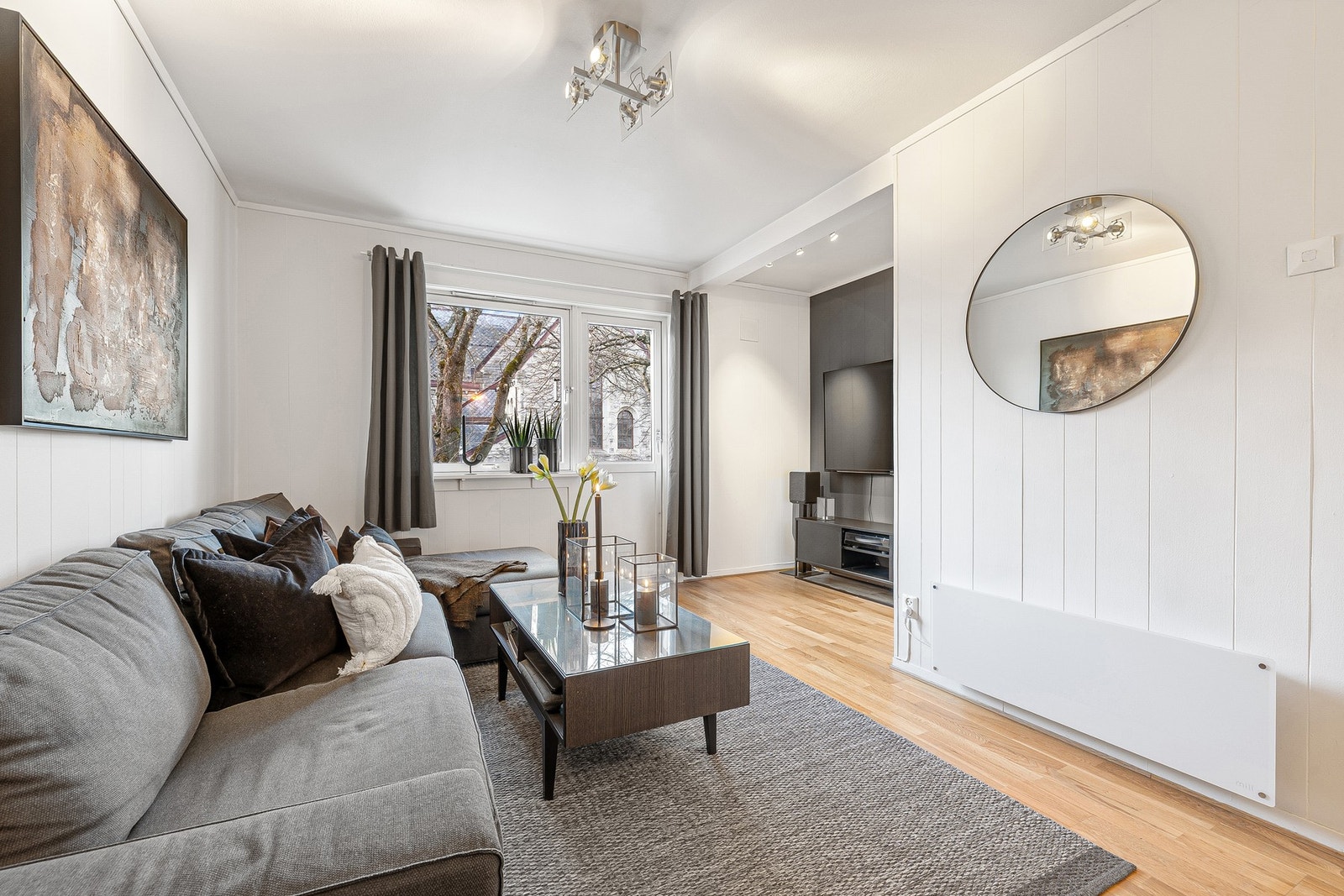 Leiligheten rommer hele 46 kvm (BRA-i) og består av entré, bad, kjøkken, stue og soverom. Utover dette er leiligheten tilknyttet 3 eksterne boder, i kjeller og på loft. Galleribilde